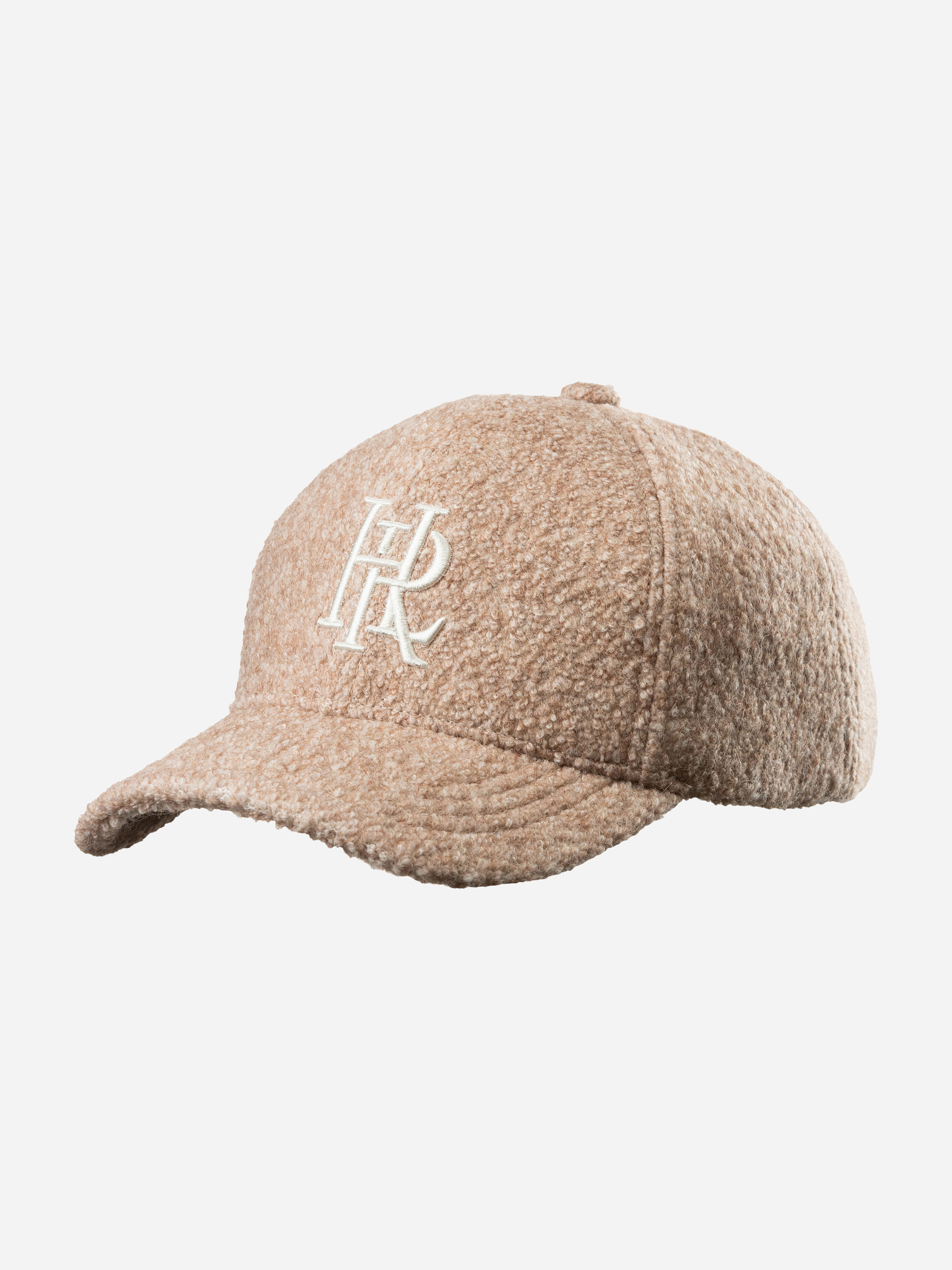 Eine beigefarbene, strukturierte Baseballkappe mit gebogenem Rand und weißem, gesticktem HR-Logo, das sich auf der Vorderseite überlappt, auf einem schlichten weißen Hintergrund.