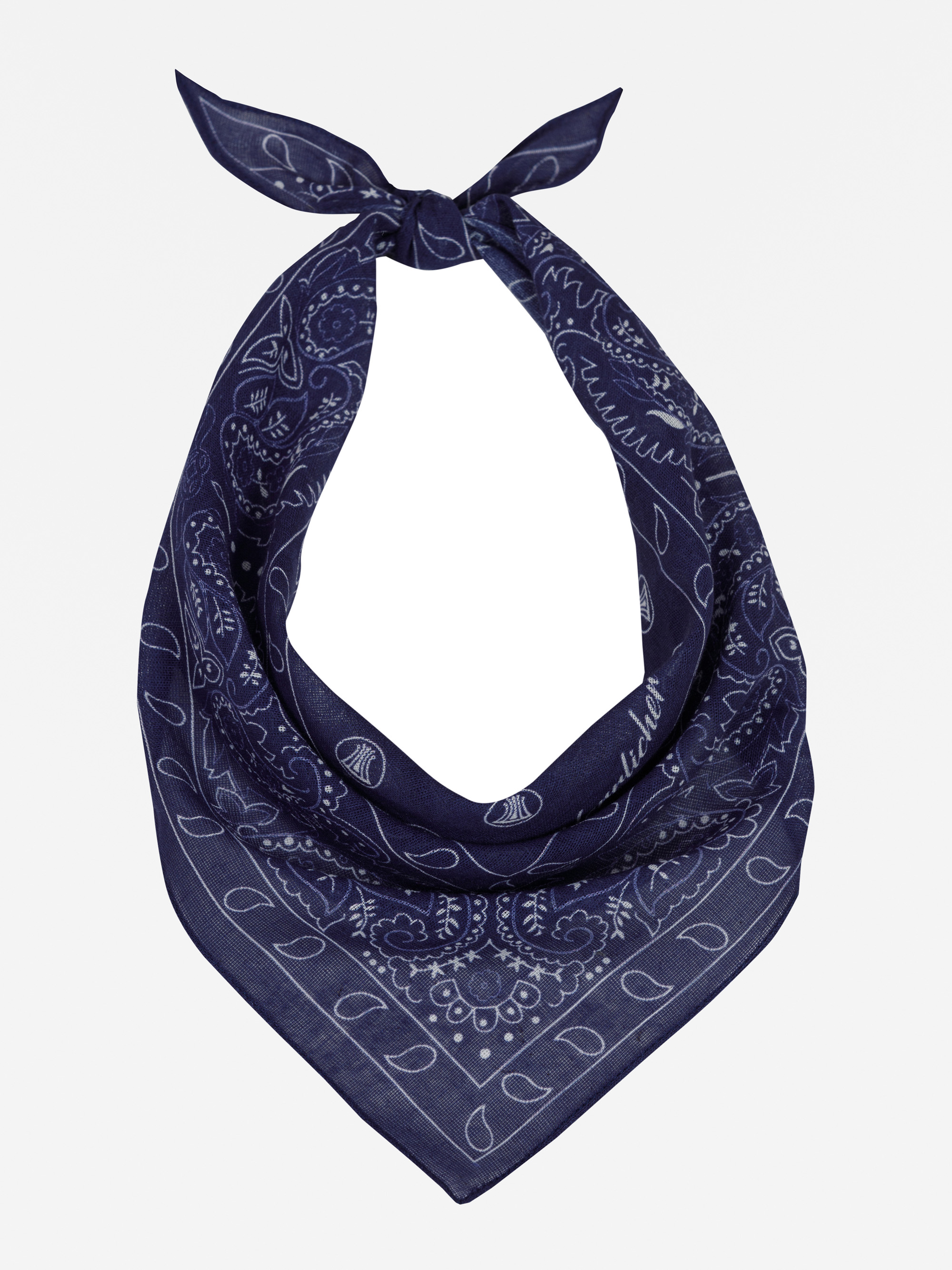 Ein marineblaues Halstuch mit weißem Paisleymuster, das oben verknotet ist und auf einem einfarbig weißen Hintergrund steht.