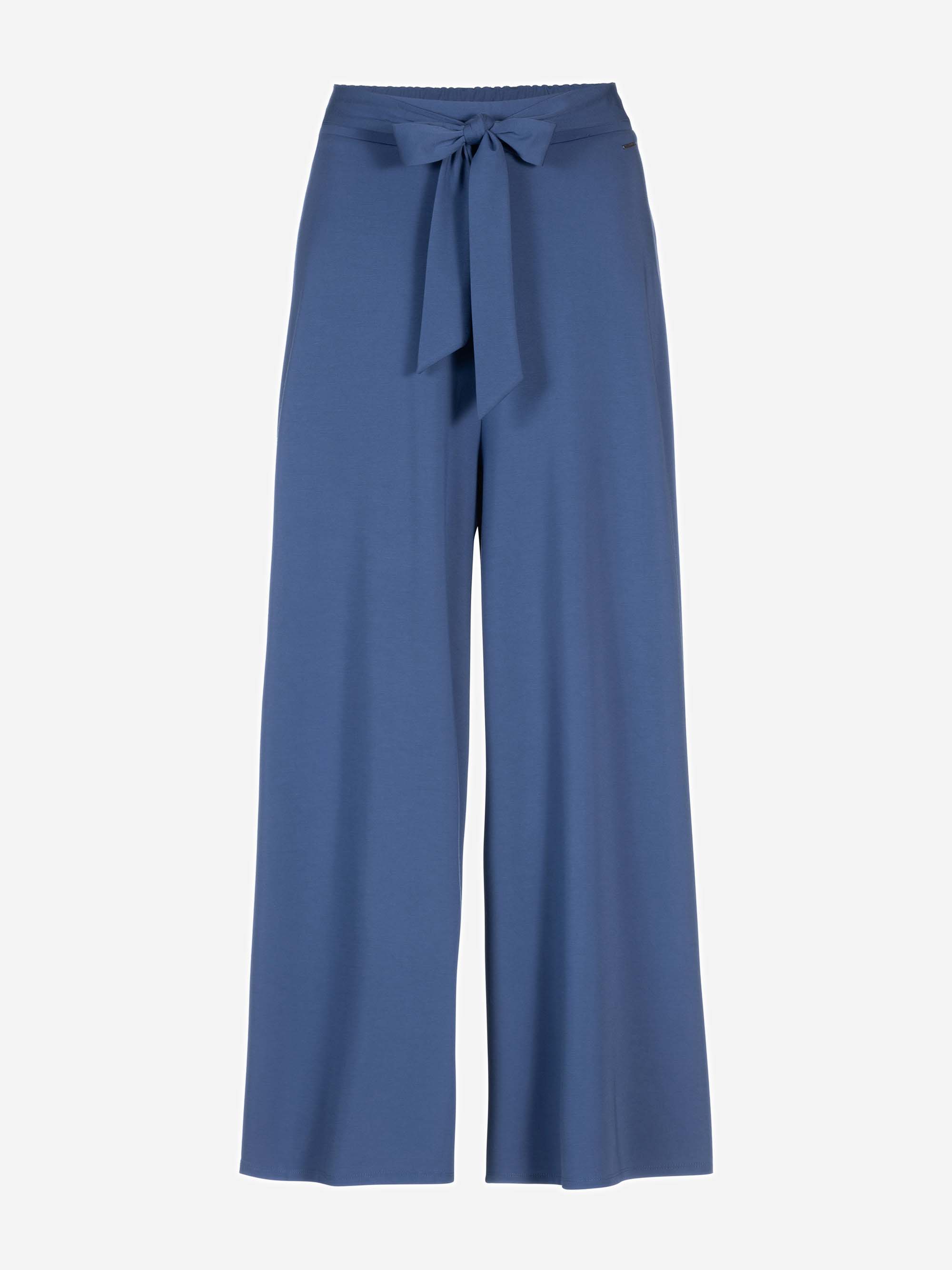 Blaue Hose mit weitem Bein, hoher Taille und einem passenden Stoffgürtel, der vorne mit einer Schleife gebunden wird. Die Hose hat eine lockere, fließende Passform und ist vor einem schlichten weißen Hintergrund zu sehen.