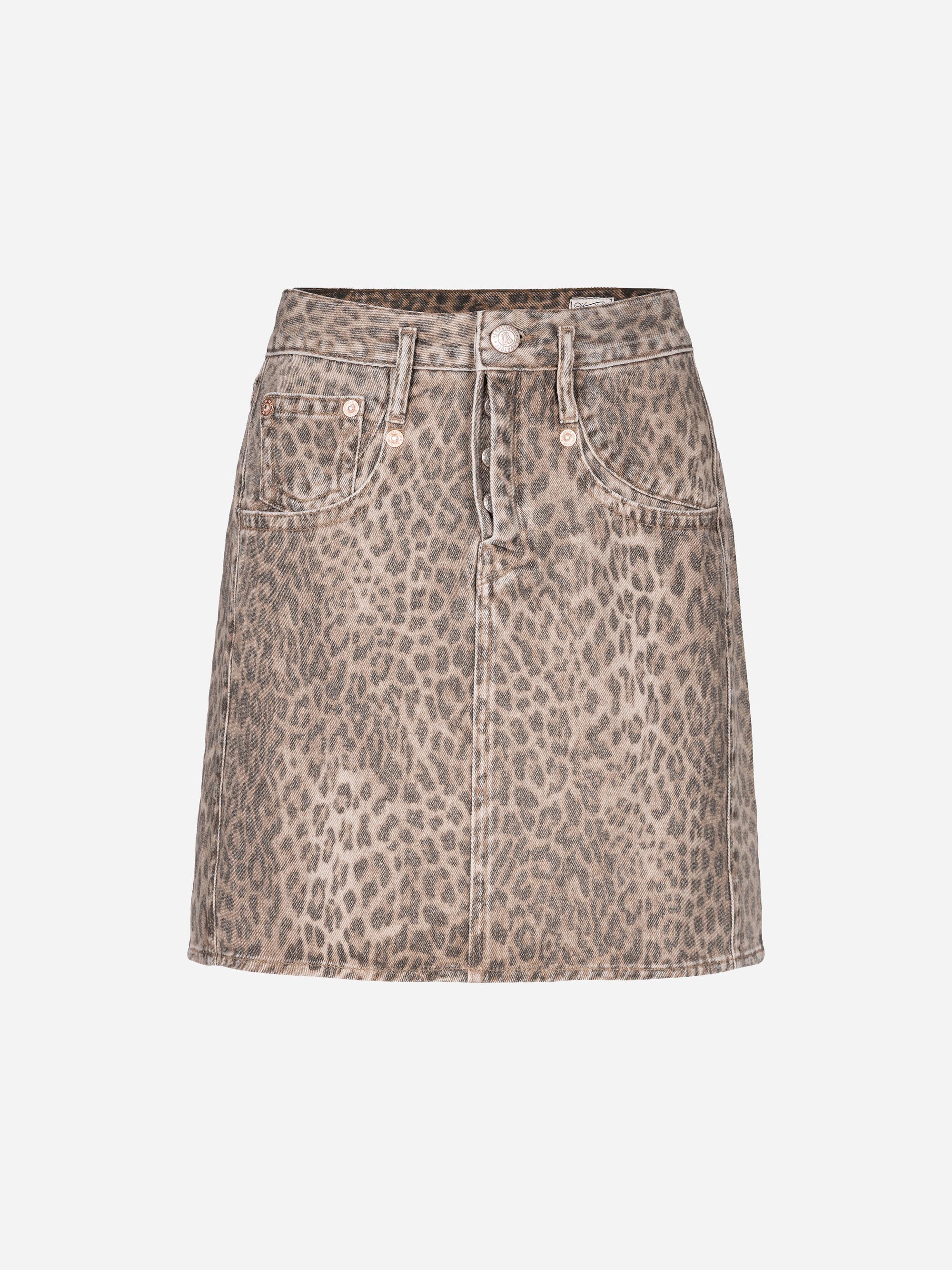 Ein hochtaillierter Jeansrock in A-Linie mit braunem und beigem Leopardenmuster, Taschen auf der Vorderseite, Gürtelschlaufen und einem Verschluss mit Knopf und Reißverschluss. Der Hintergrund ist einfarbig weiß.