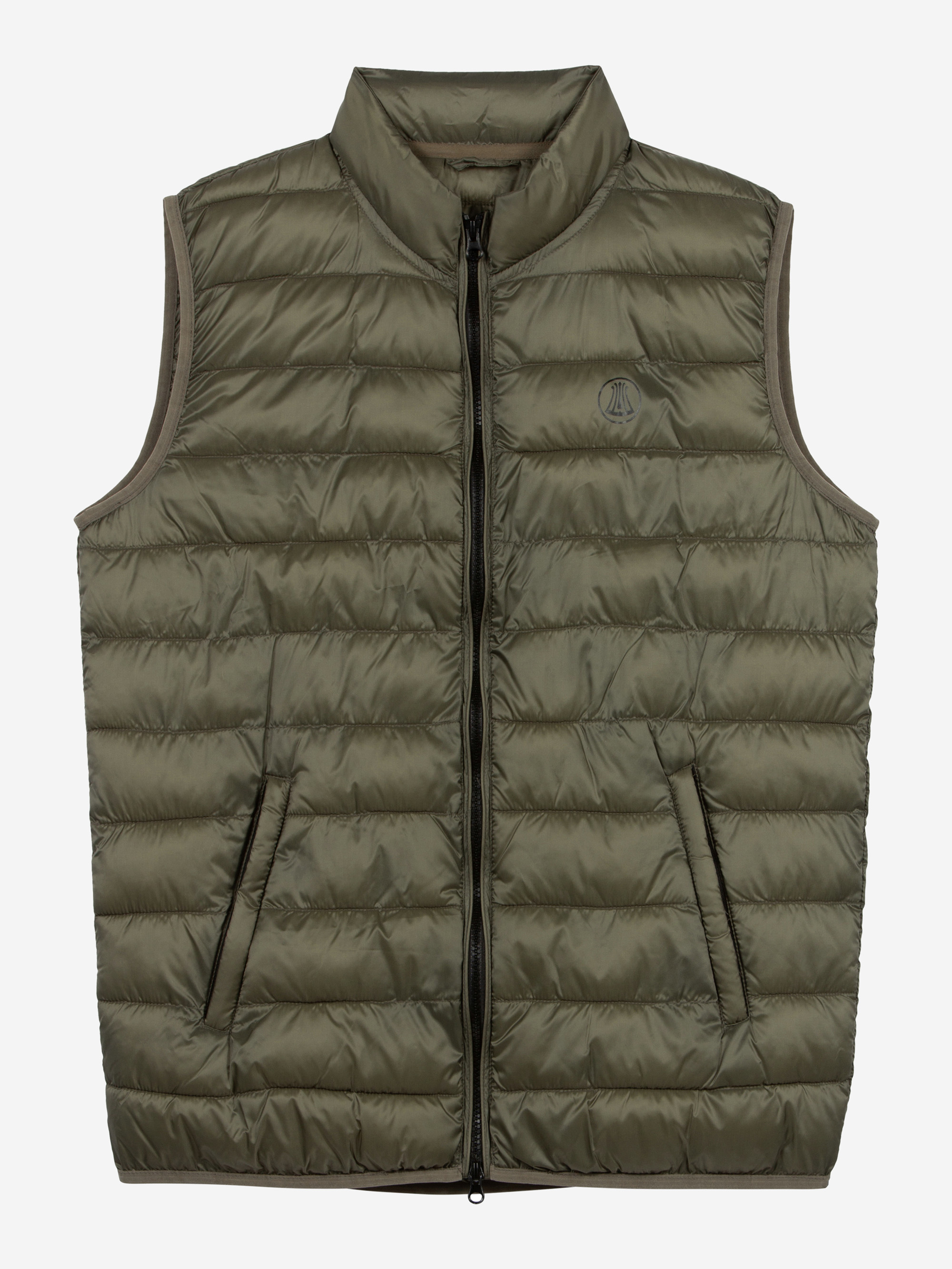 Eine ärmellose olivgrüne Pufferweste mit horizontaler Steppung, einem Frontreißverschluss, zwei Seitentaschen und einem kleinen gestickten Logo auf der linken Brust.