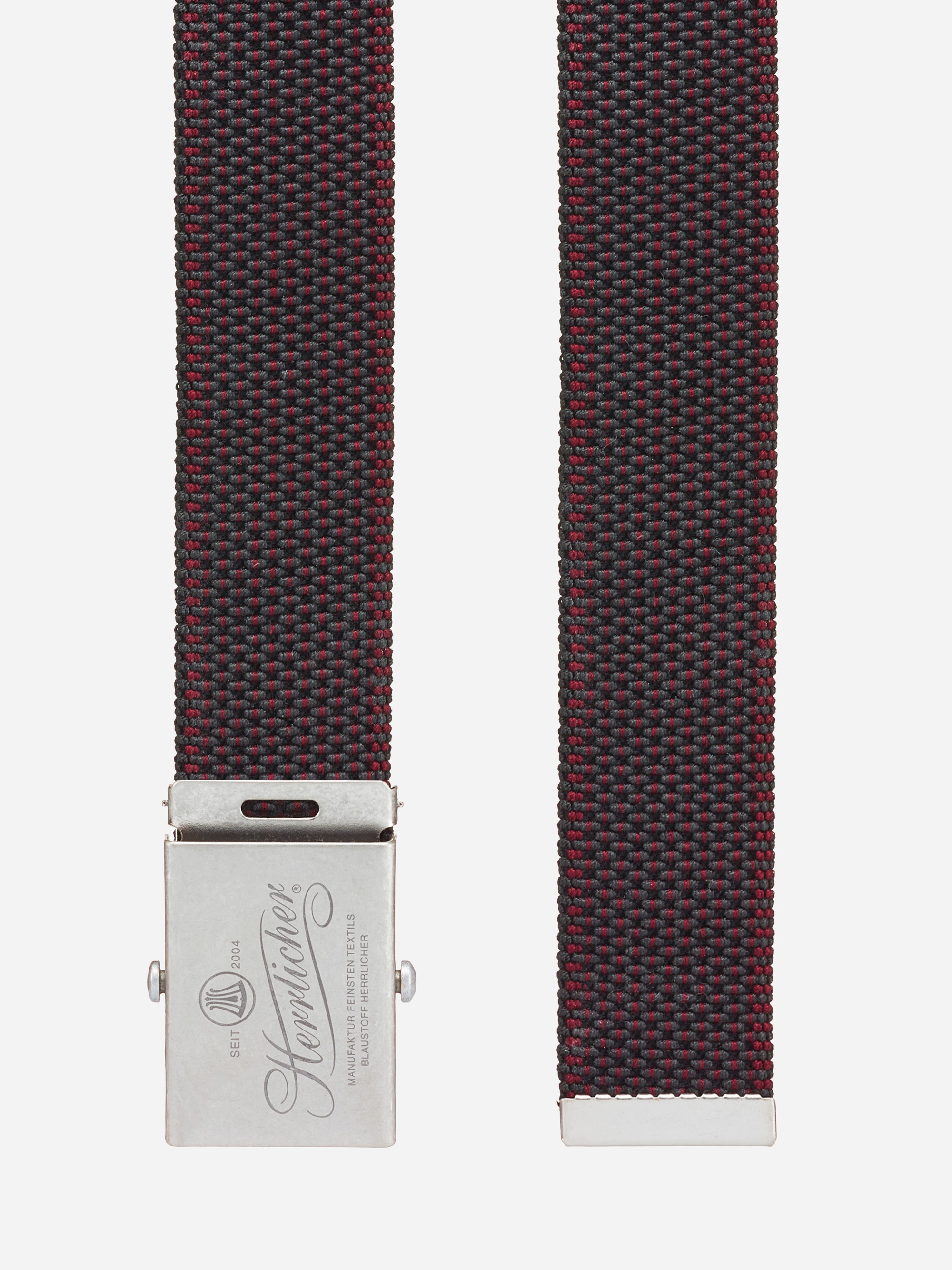 Nahaufnahme eines gewebten Stoffgürtels in Schwarz und Rot mit einer rechteckigen silbernen Schnalle mit eingraviertem Branding und einem sicheren Verschlussmechanismus. Der Gürtel ist sowohl mit als auch ohne Verschluss abgebildet.