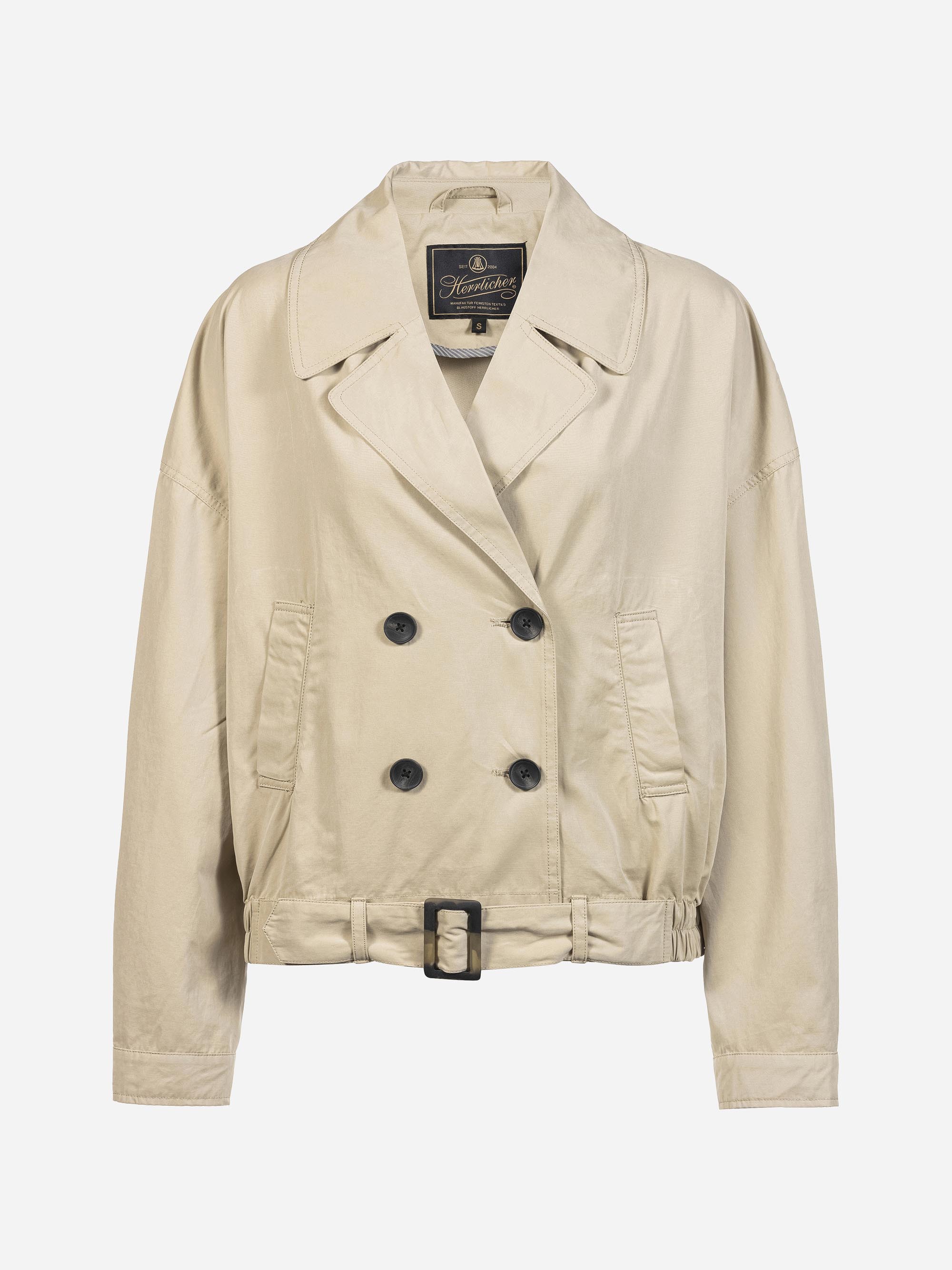 Beigefarbene zweireihige Jacke mit schwarzen Knöpfen, gekerbtem Revers, zwei Vordertaschen und einem Gürtel in der Taille. Die Jacke hat eine lockere Passform und lange Ärmel, die sich vor einem schlichten weißen Hintergrund präsentieren.