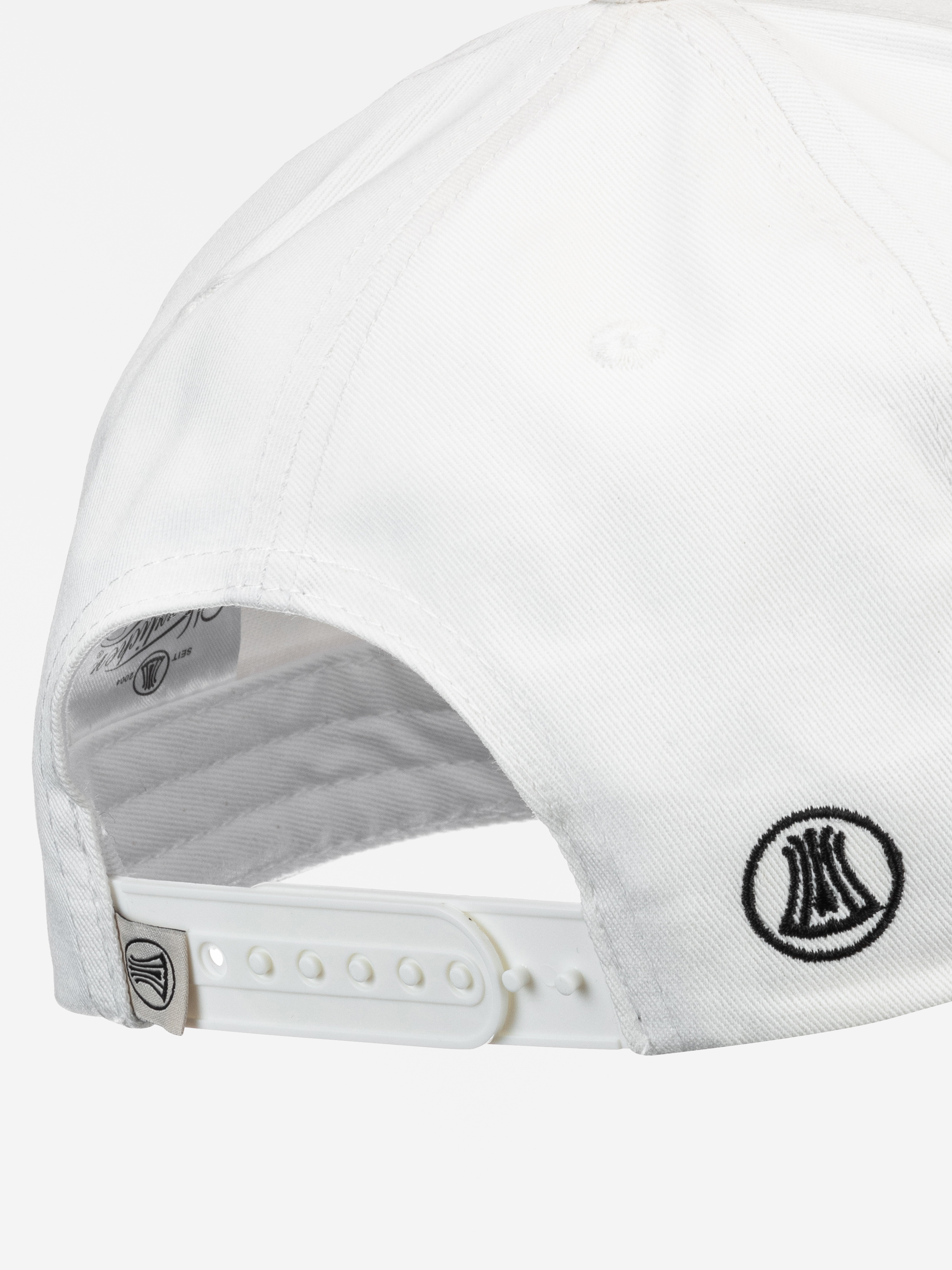 Nahaufnahme der Rückseite einer weißen Baseballkappe mit schwarzem, gesticktem, kreisförmigem Logo und verstellbarem, weißem Snapback-Band.