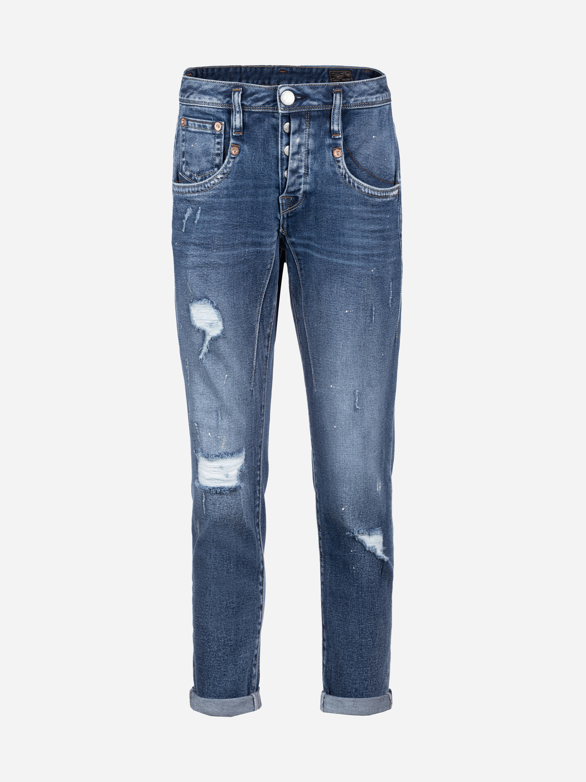 Blaue Distressed-Jeans mit aufgerollten Bündchen, sichtbaren Ausbleichungen und Rissen an den Oberschenkeln und Knien, die auf einem schlichten weißen Hintergrund abgebildet sind.