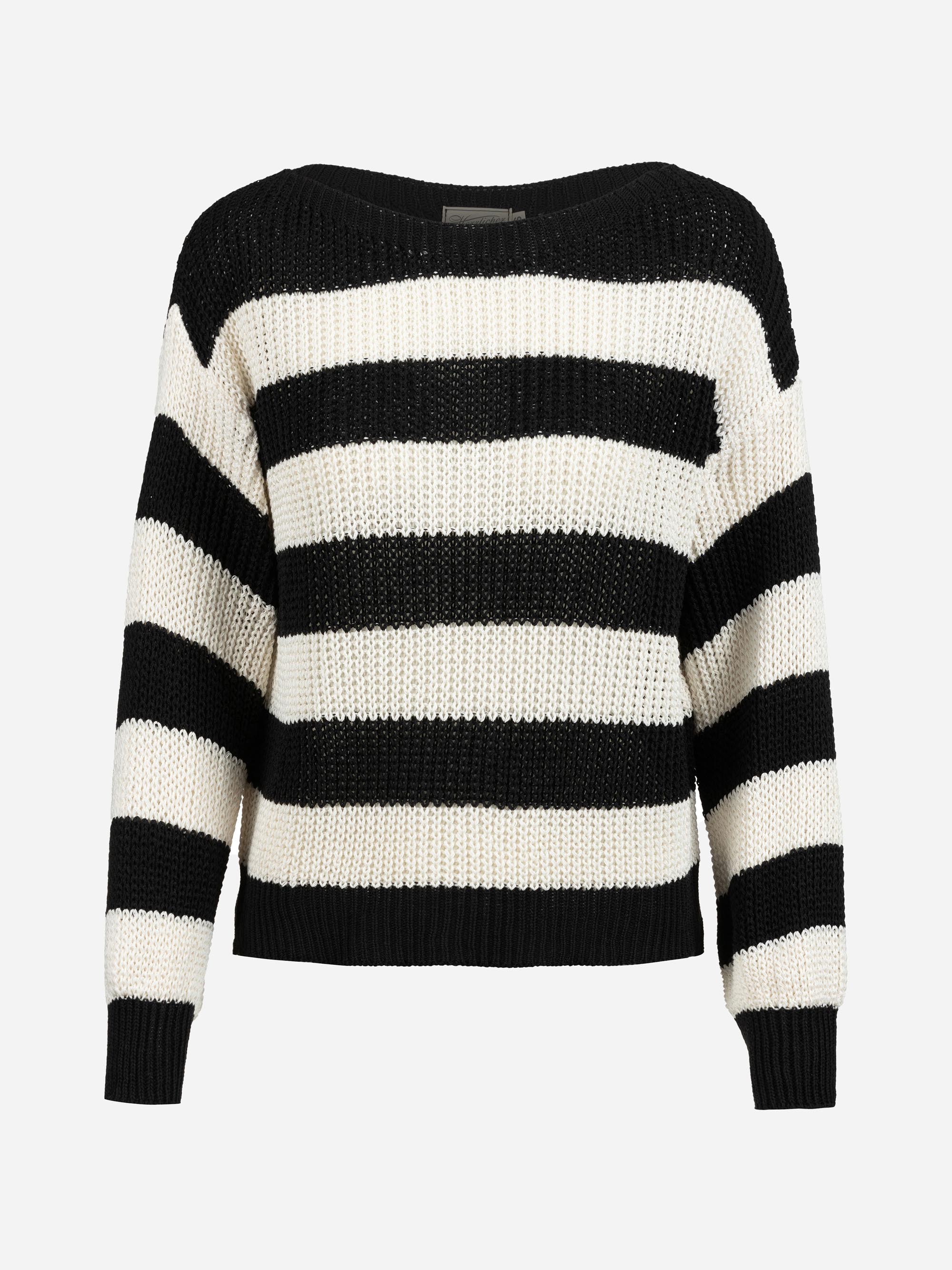 Schwarz-weißer, horizontal gestreifter Strickpullover mit langen Ärmeln und lockerer Passform auf einfarbig weißem Hintergrund.