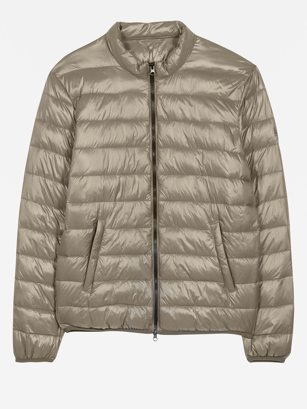 Eine hellbraune, gesteppte Pufferjacke mit einem Reißverschluss an der Vorderseite und zwei Seitentaschen, die auf einem schlichten weißen Hintergrund abgebildet ist.