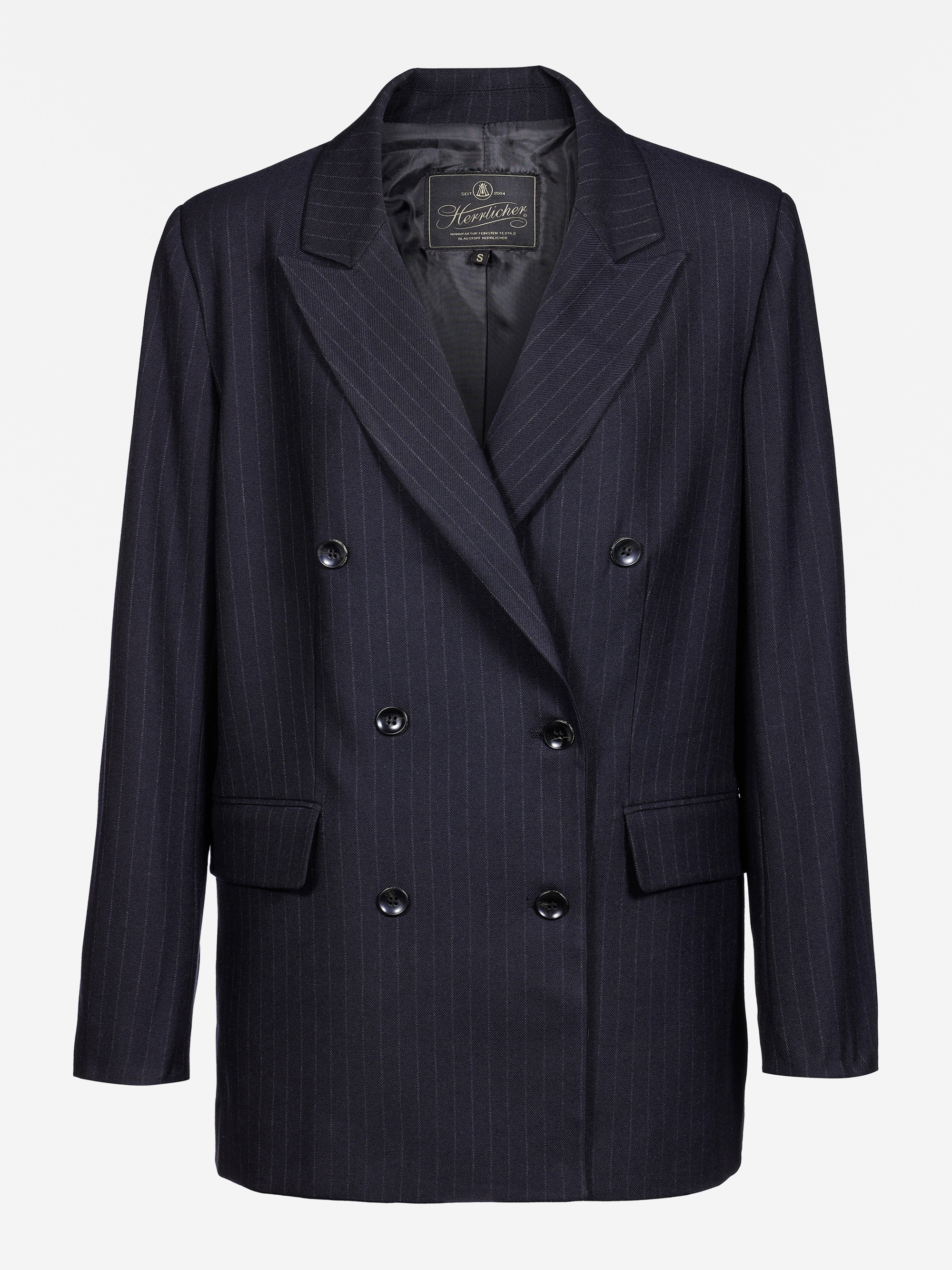 Dunkelmarinefarbener, zweireihiger Nadelstreifenblazer mit gekerbtem Revers, vier Knöpfen vorne und zwei Pattentaschen auf einfarbig weißem Grund.