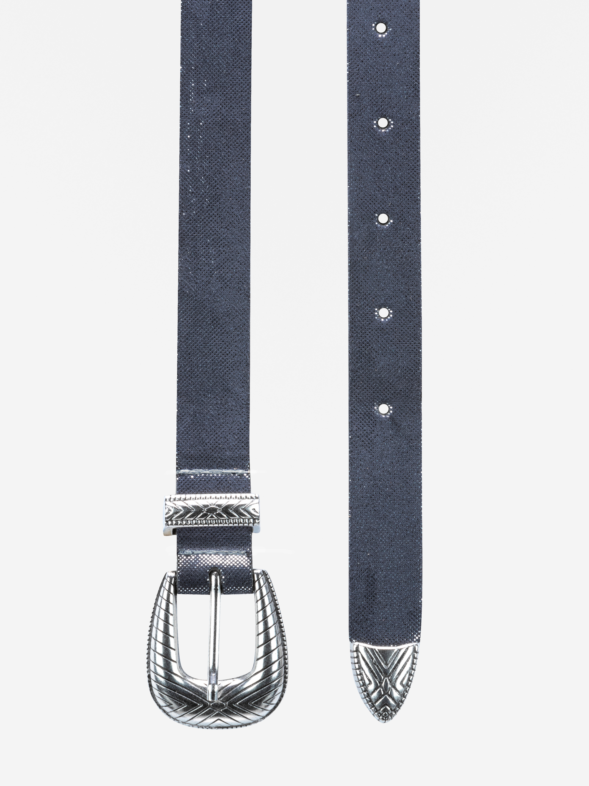 Ein dunkelblauer Gürtel mit einer verzierten silbernen Schnalle und einer passenden silbernen Spitze, beide mit eingravierten Mustern. Der Gürtel hat fünf Löcher zum Einstellen und ist vor einem weißen Hintergrund fotografiert.