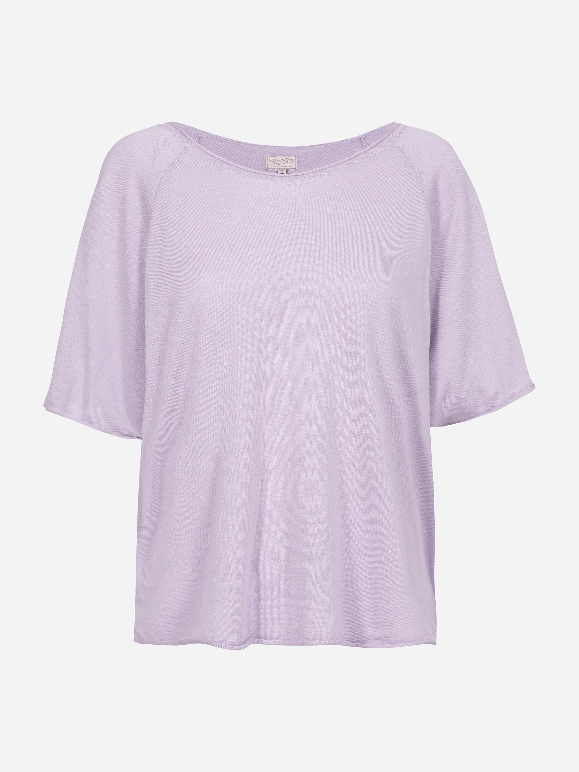 Ein schlichtes, kurzärmeliges, locker sitzendes lavendelfarbenes T-Shirt mit weitem Halsausschnitt auf weißem Hintergrund.