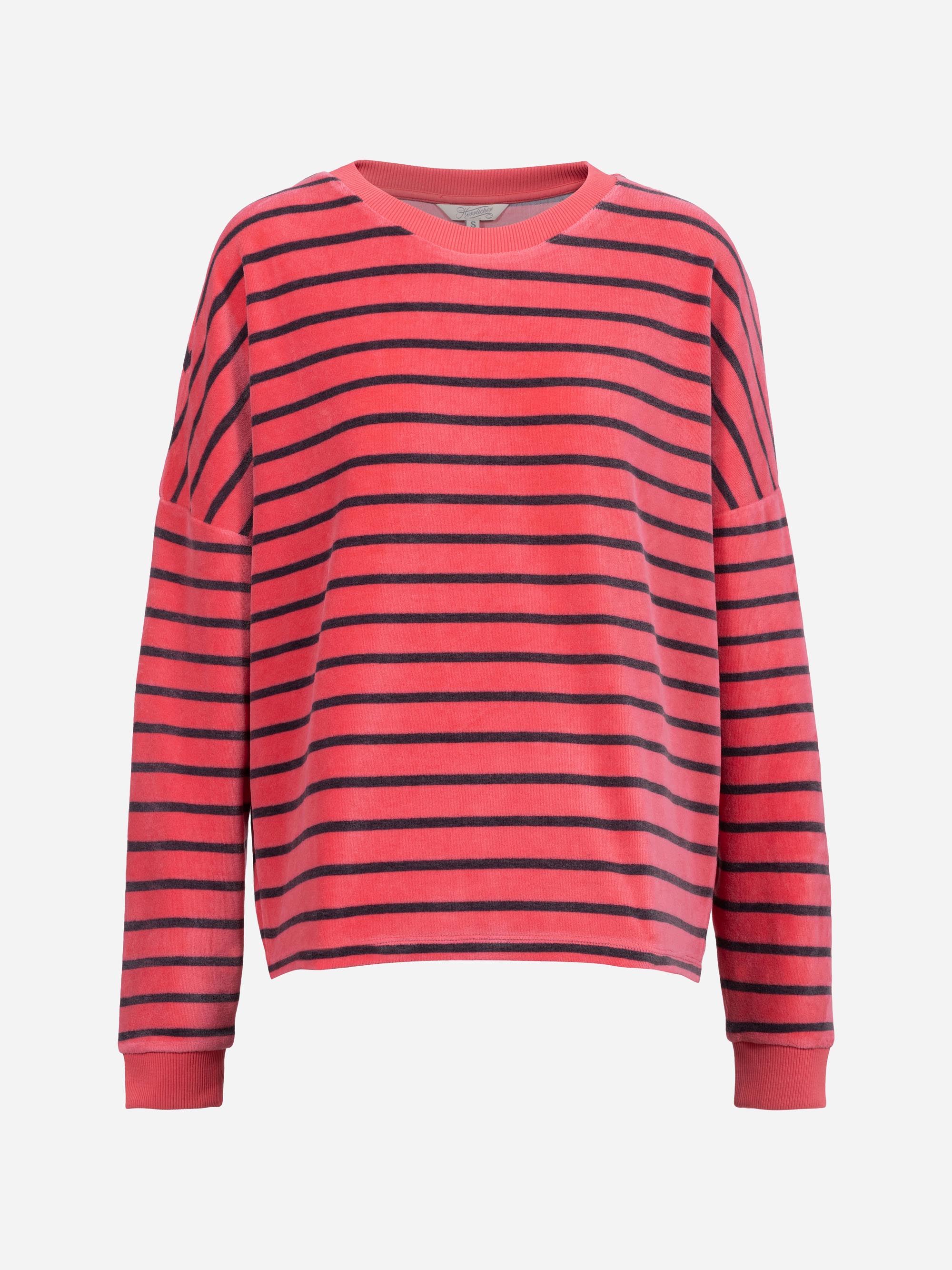 Ein langärmeliges, locker sitzendes Sweatshirt mit horizontalen Streifen in dunklem Marineblau auf rosa Hintergrund. Der Halsausschnitt, die Manschetten und der Saum sind einfarbig rosa. Das Sweatshirt hat einen lässigen, entspannten Stil.