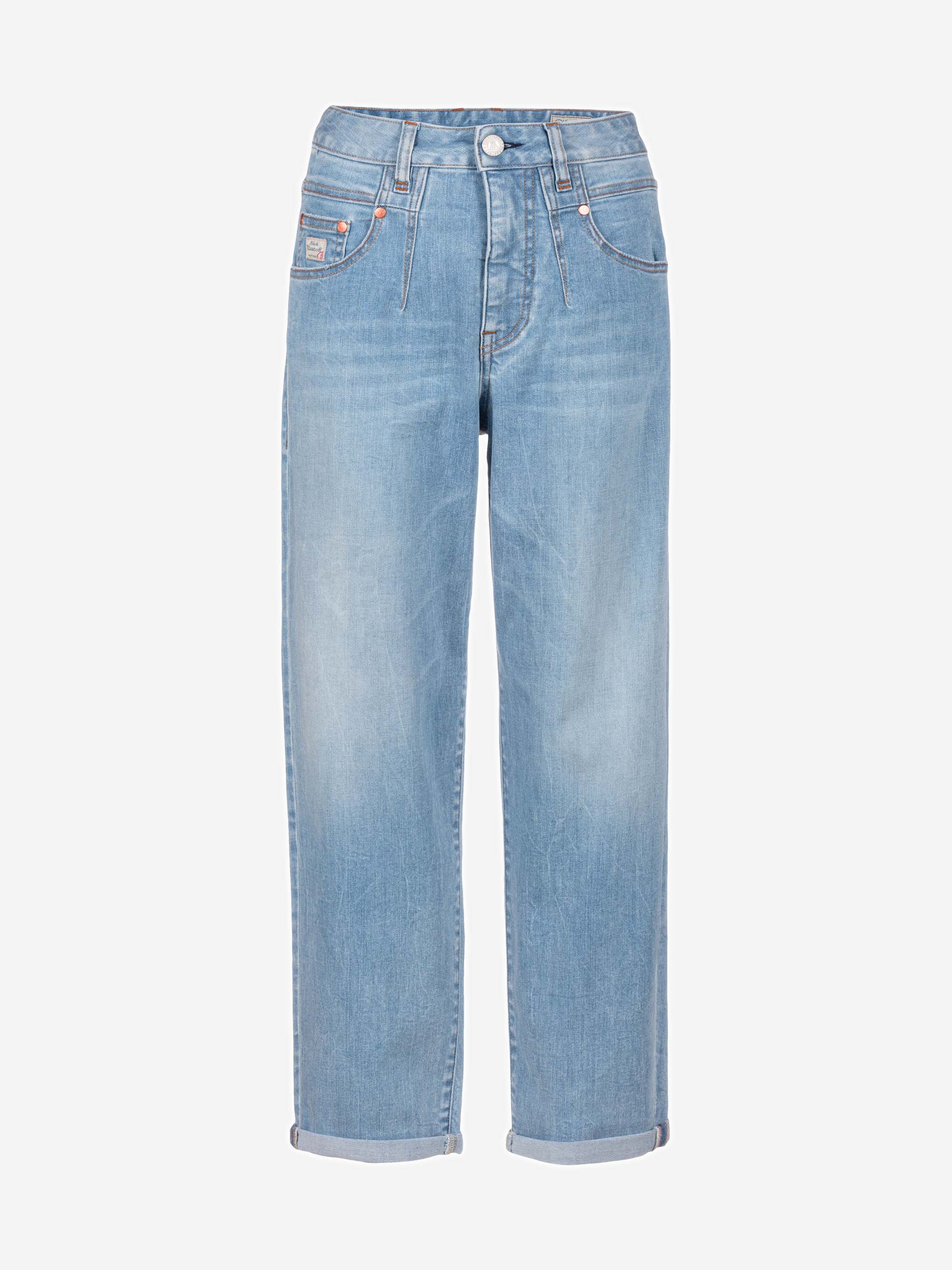 Hellblaue Jeans mit geradem Bein, hoher Taille, fünf Taschen und Bündchen an den Säumen auf weißem Hintergrund.