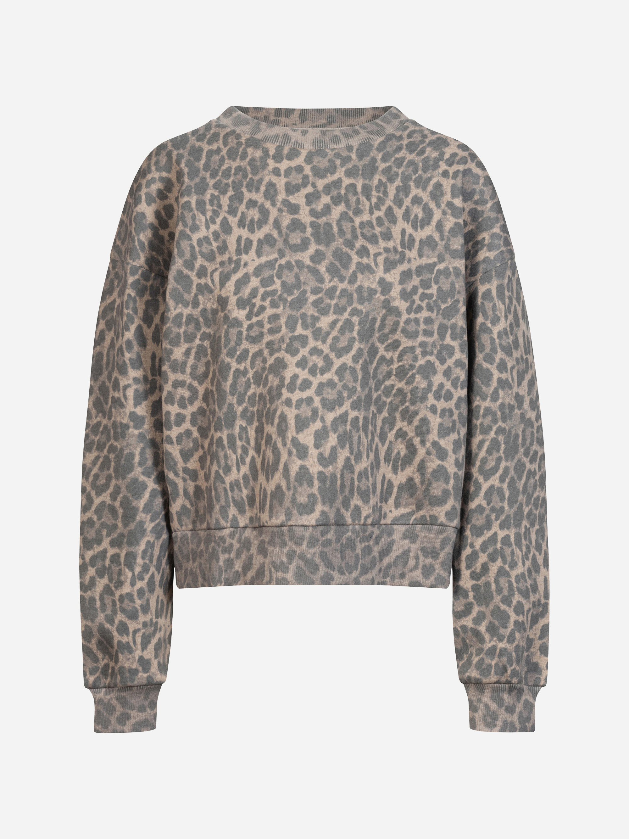 Ein langärmeliges Sweatshirt mit Rundhalsausschnitt und einem grau-beigen Leopardenmuster auf weißem Hintergrund.