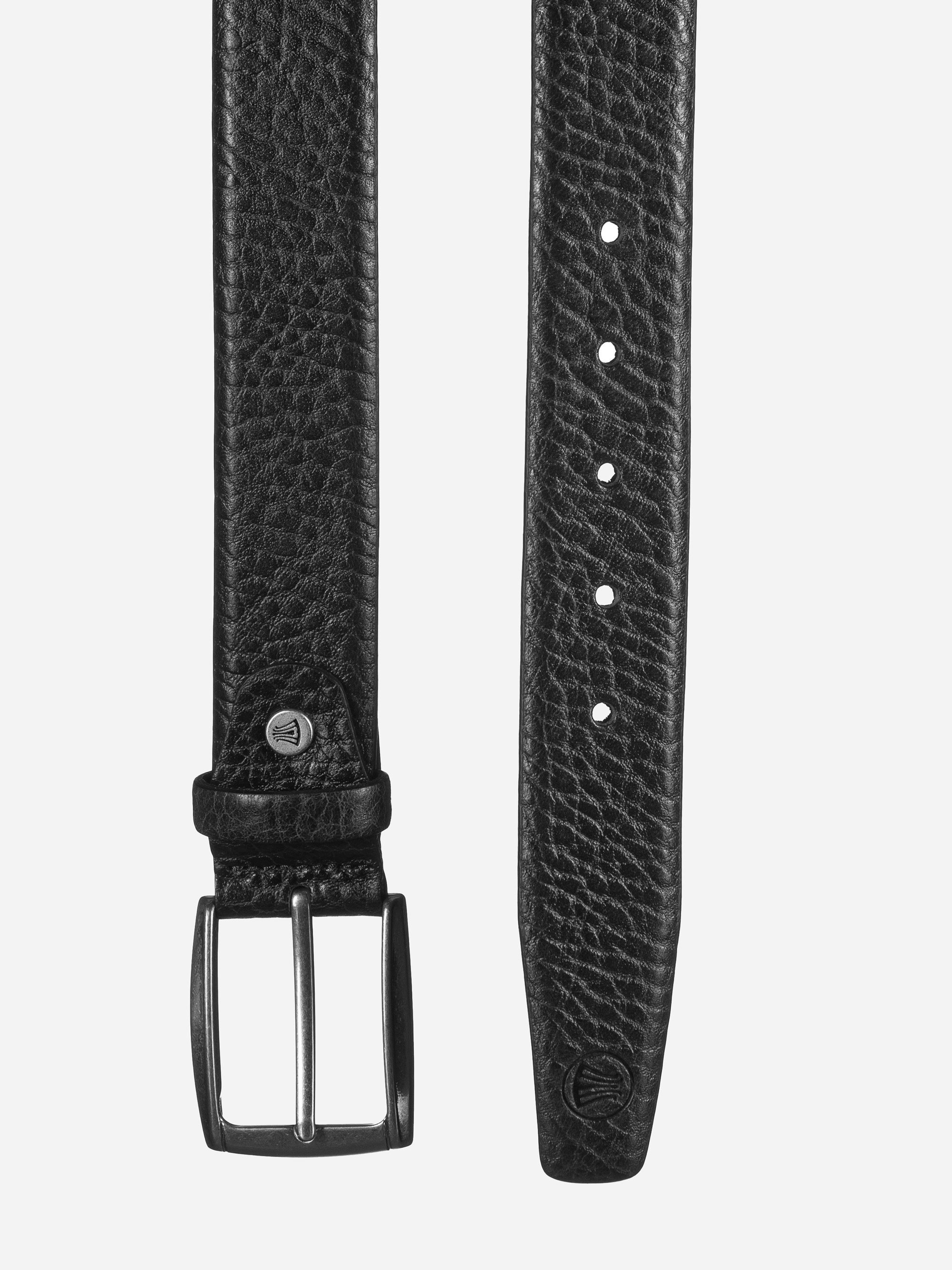 Eine Nahaufnahme eines schwarzen, strukturierten Ledergürtels mit einer silbernen, rechteckigen Schnalle und mehreren Verstelllöchern, dargestellt auf einem schlichten weißen Hintergrund.