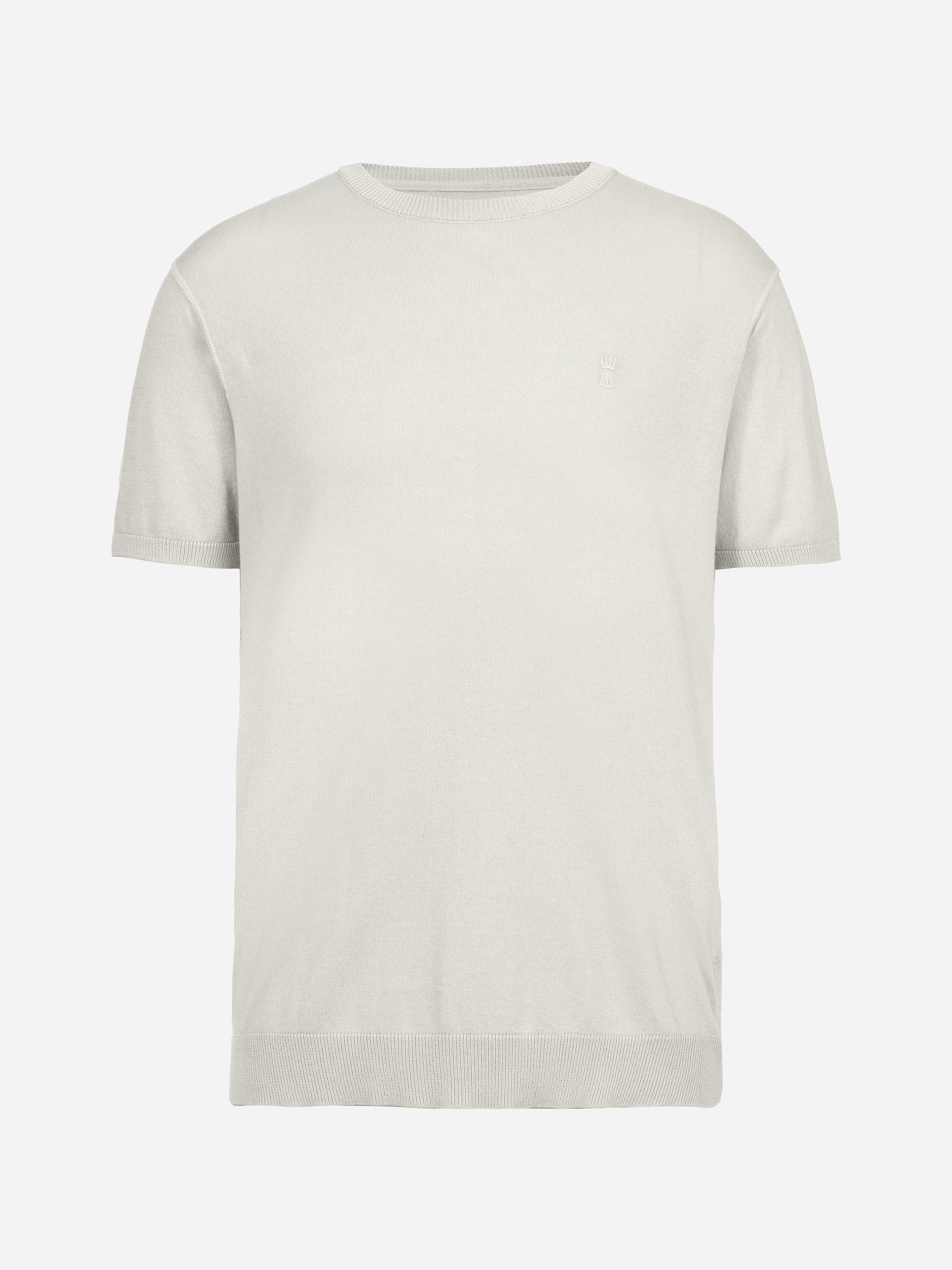Ein schlichtes, kurzärmeliges, hellbeiges T-Shirt auf weißem Hintergrund. Das Shirt hat einen Rundhalsausschnitt und dezente Rippendetails an Kragen, Manschetten und Saum.