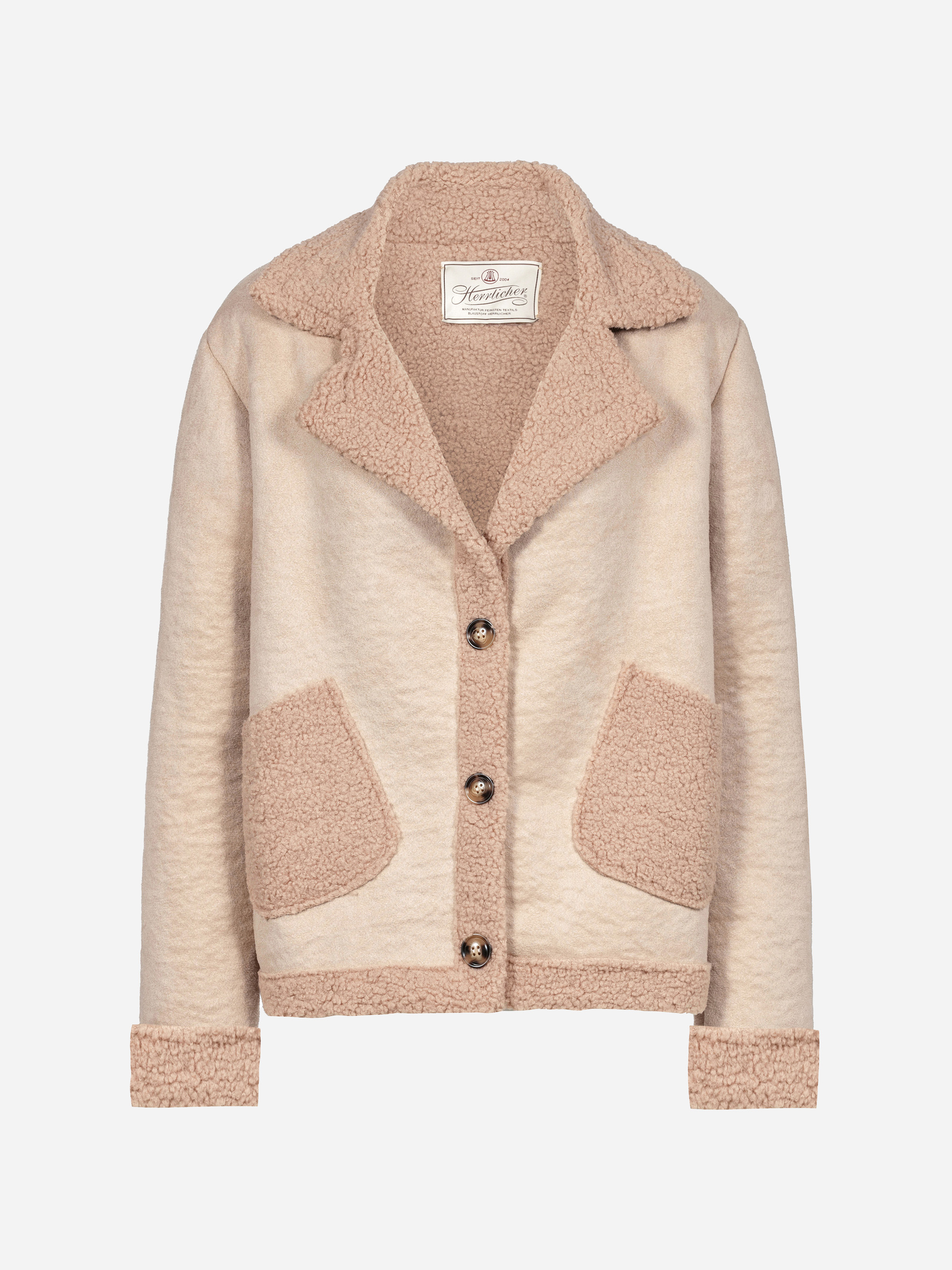 Beigefarbene Jacke aus einer Wollmischung mit strukturiertem Revers, aufgesetzten Taschen und Manschetten aus einem passenden Sherpa-ähnlichen Stoff, mit Knopfverschluss vorne und einem Etikett am Innenkragen.