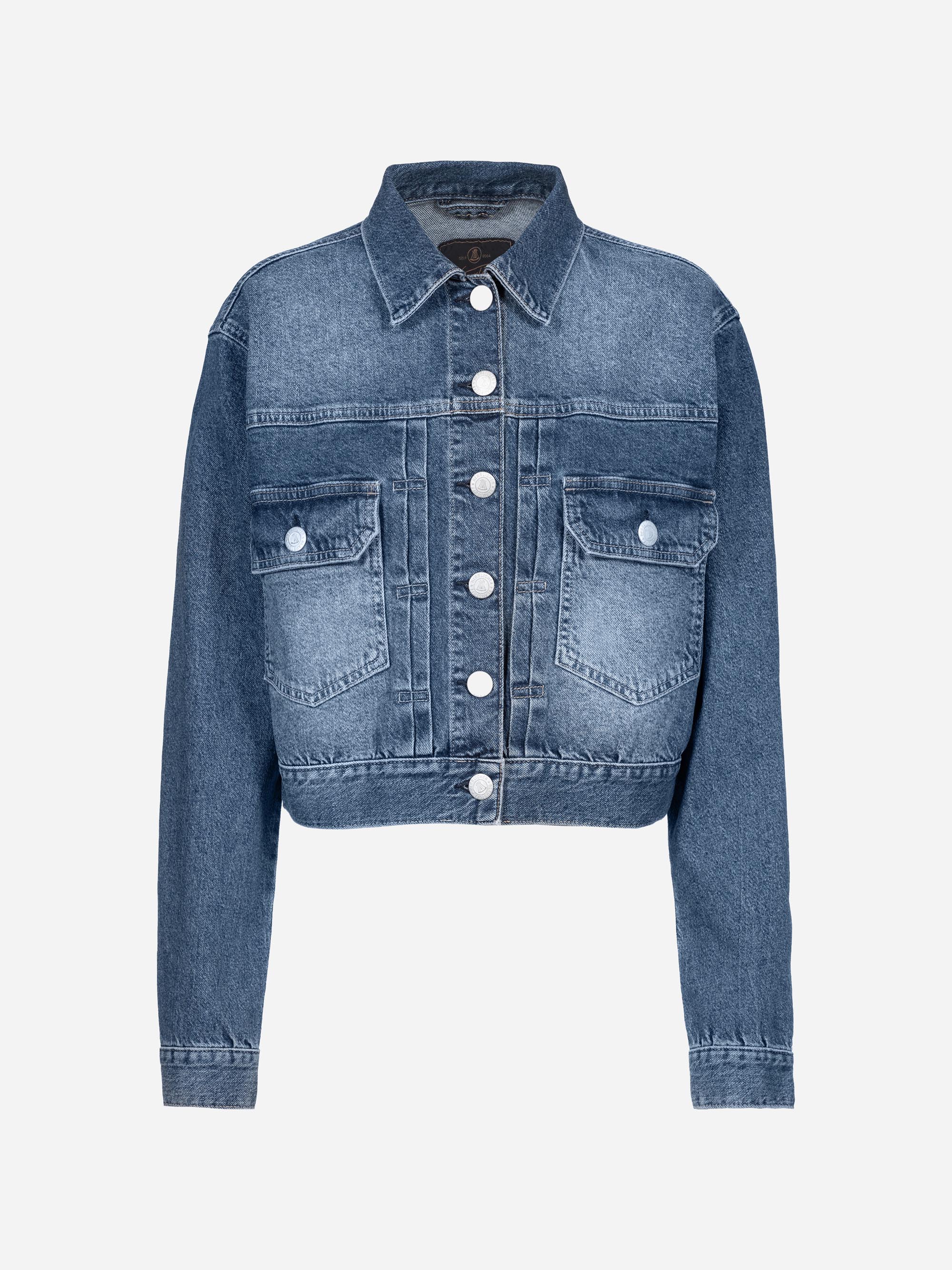 Eine blaue Jeansjacke mit silbernen Knöpfen, zwei Brusttaschen mit Klappen und langen Ärmeln, dargestellt auf einem schlichten weißen Hintergrund.