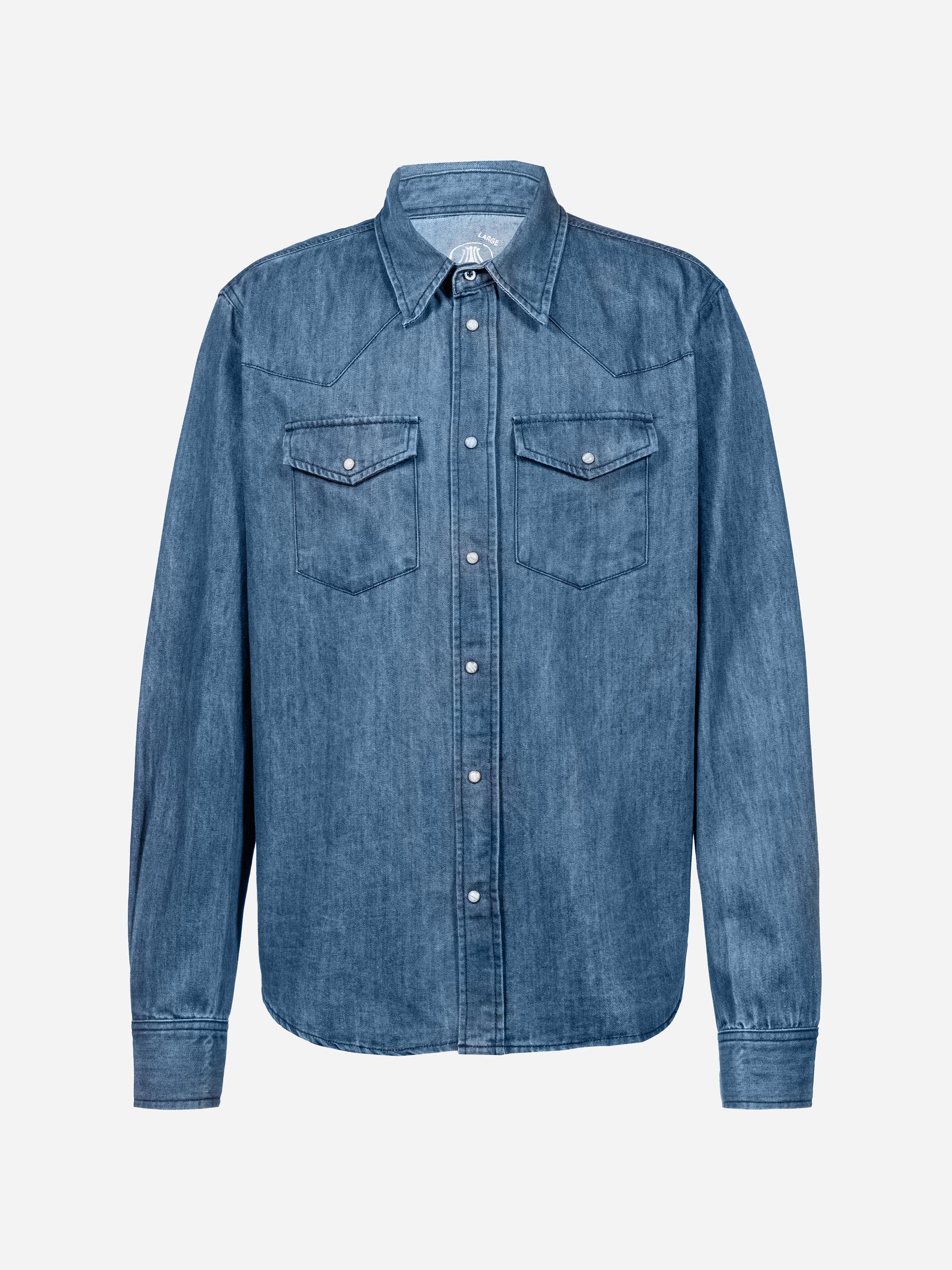 Ein langärmeliges Hemd aus blauem Denim mit Kragen, Druckknöpfen und zwei Brusttaschen auf weißem Hintergrund.