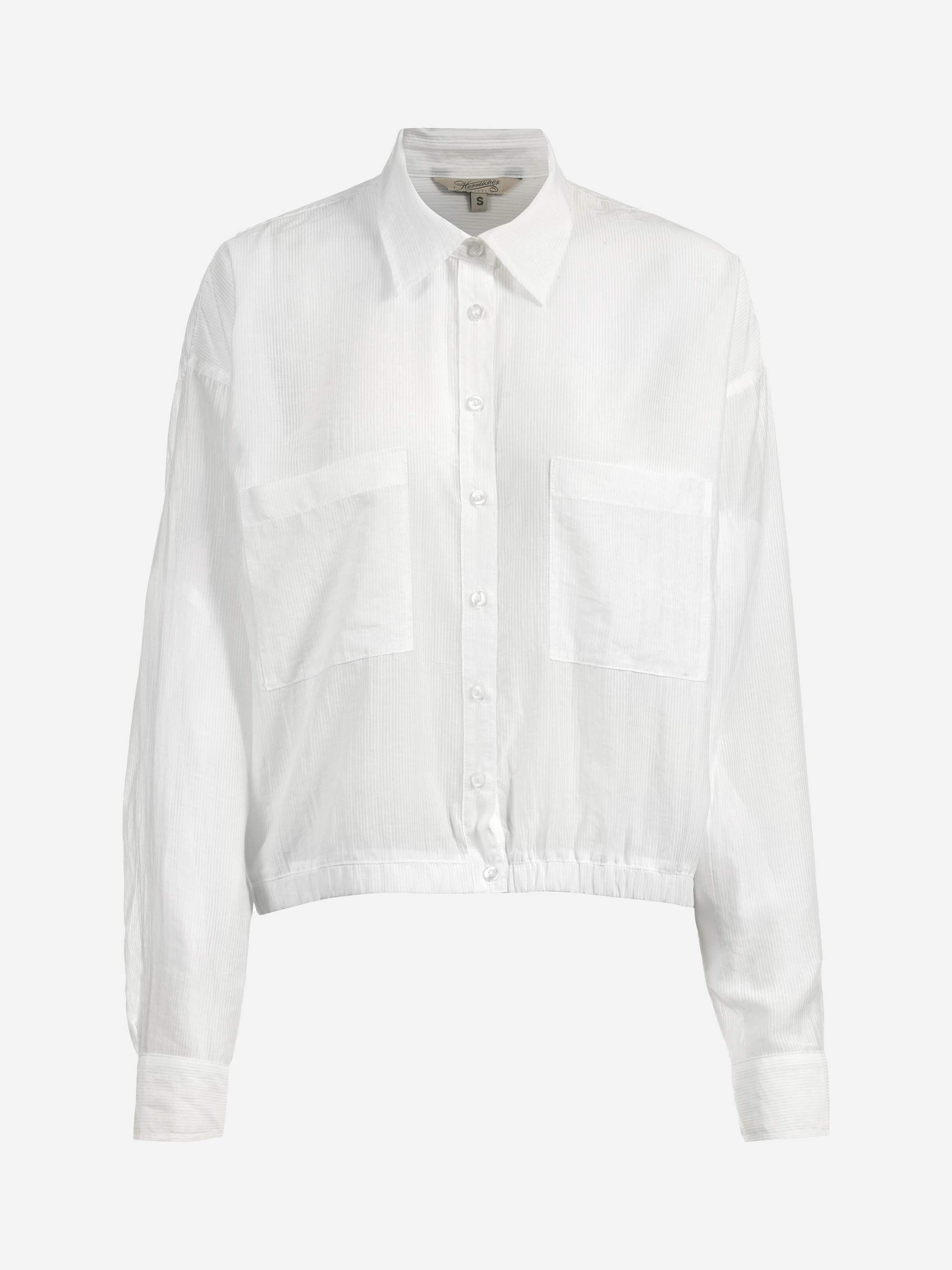 Ein weißes, langärmeliges Hemd mit Knopfleiste, Kragen und zwei großen Taschen auf der Vorderseite auf einem hellen, schlichten Hintergrund.