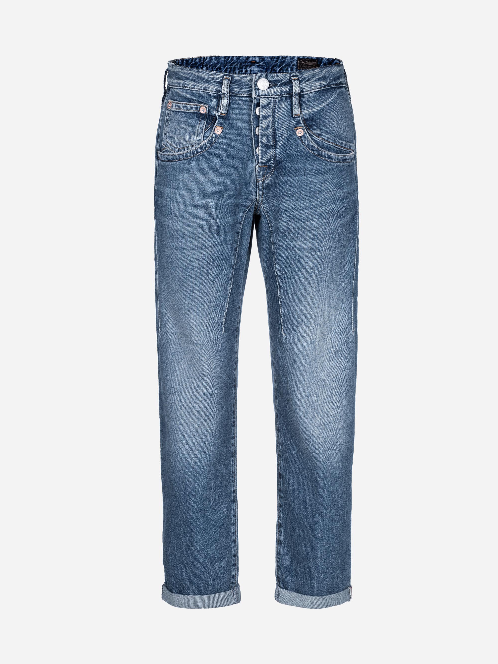 Ein Paar blaue Denim-Jeans mit Knopfleiste, Vorder- und Gesäßtaschen und hochgekrempelten Manschetten, dargestellt vor einem schlichten weißen Hintergrund.