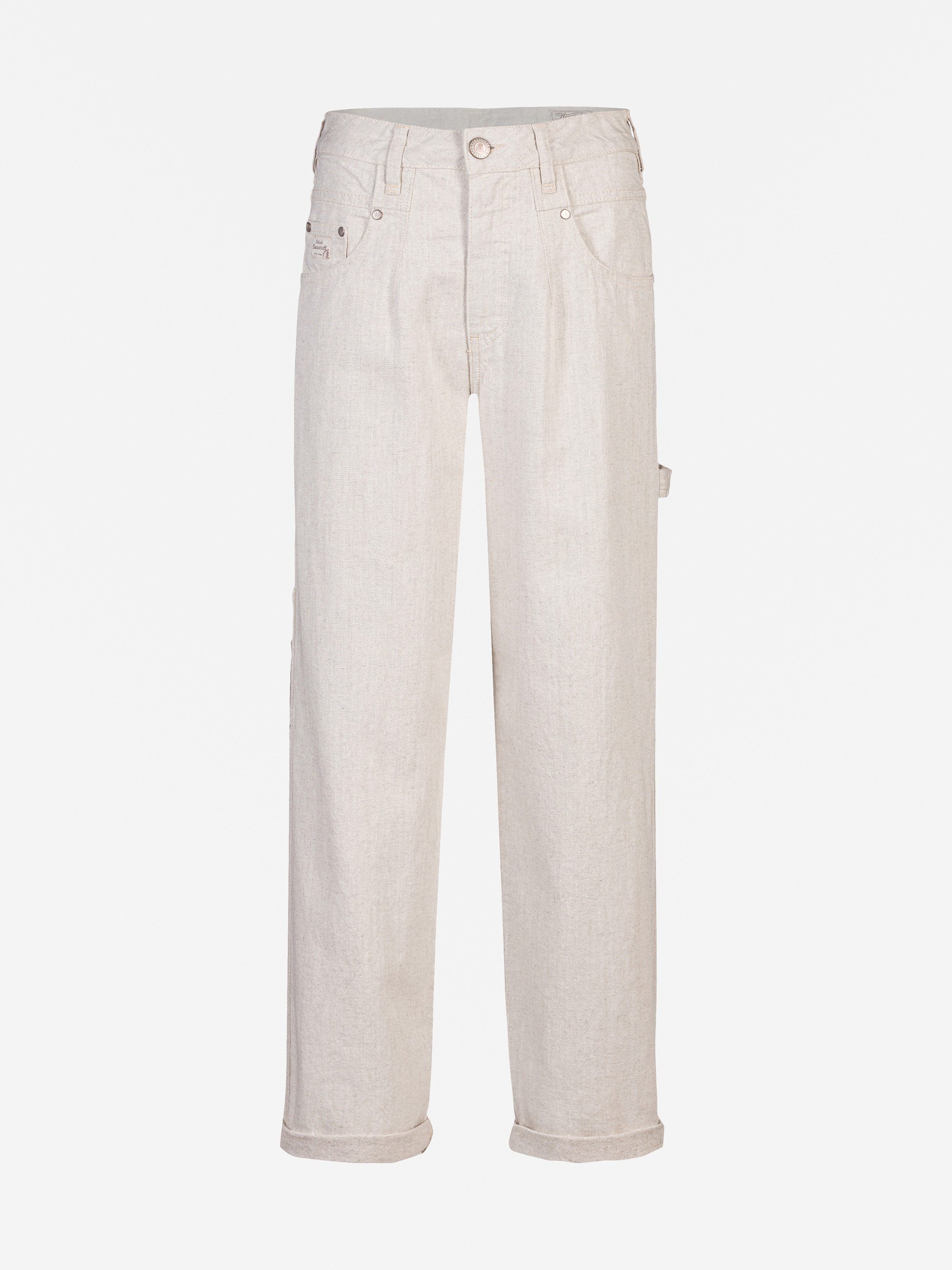 Hellbeige Hose mit geradem Bein, lockerer Passform, hochgekrempelten Bündchen, Vorder- und Gesäßtaschen und einem Knopfverschluss auf weißem Grund.