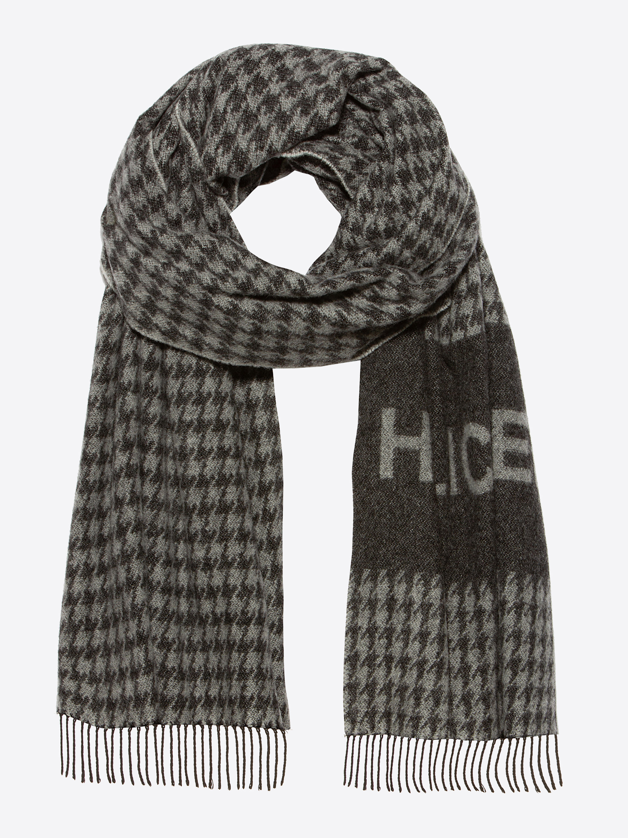 Ein schwarzer und grauer Schal mit Hahnentrittmuster und Fransen an den Enden, der auf einer Seite den Teiltext H.I.CE in einer fetten, helleren Schrift zeigt.