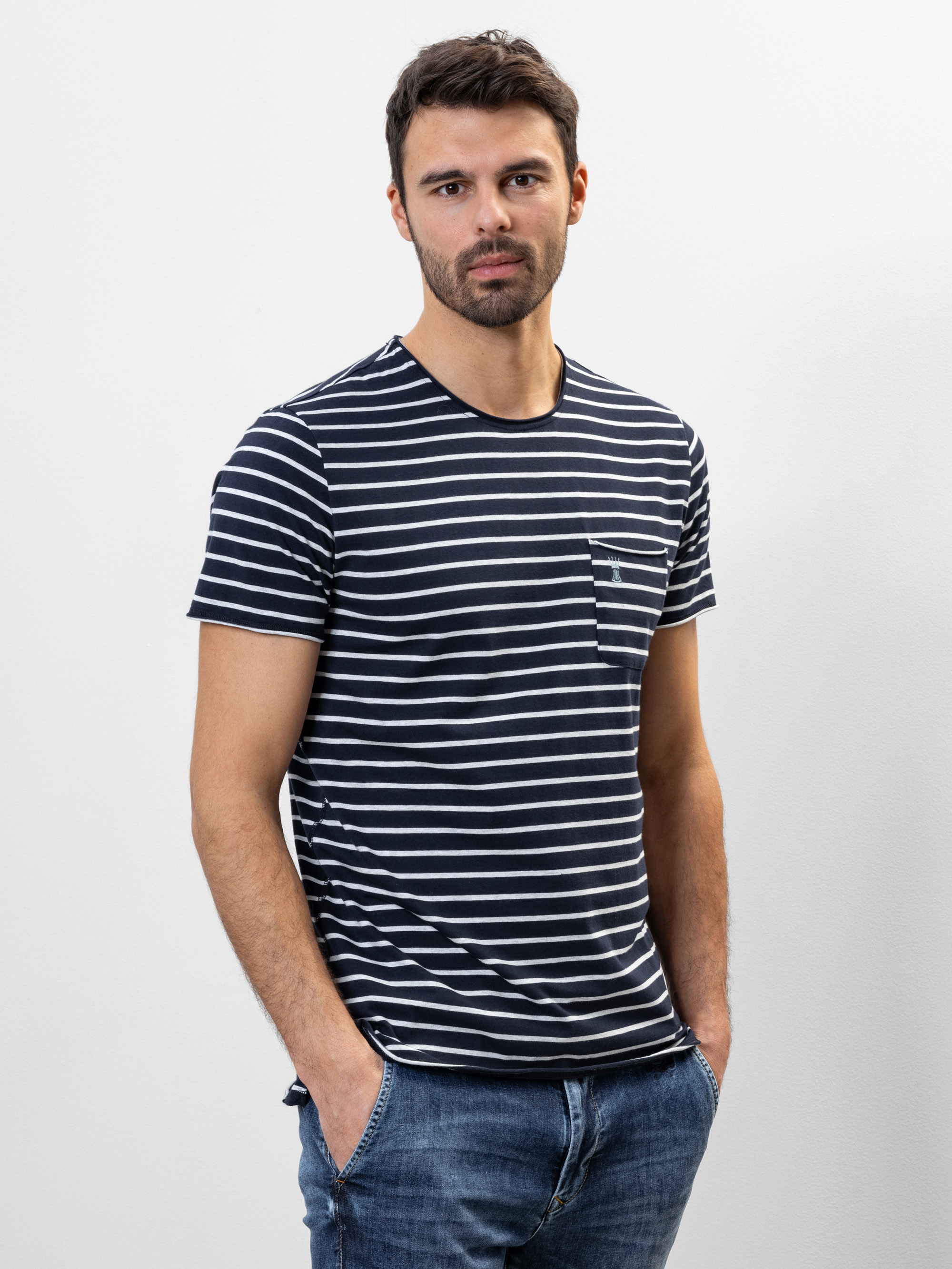 Ein Mann in einem gestreiften Hemd.