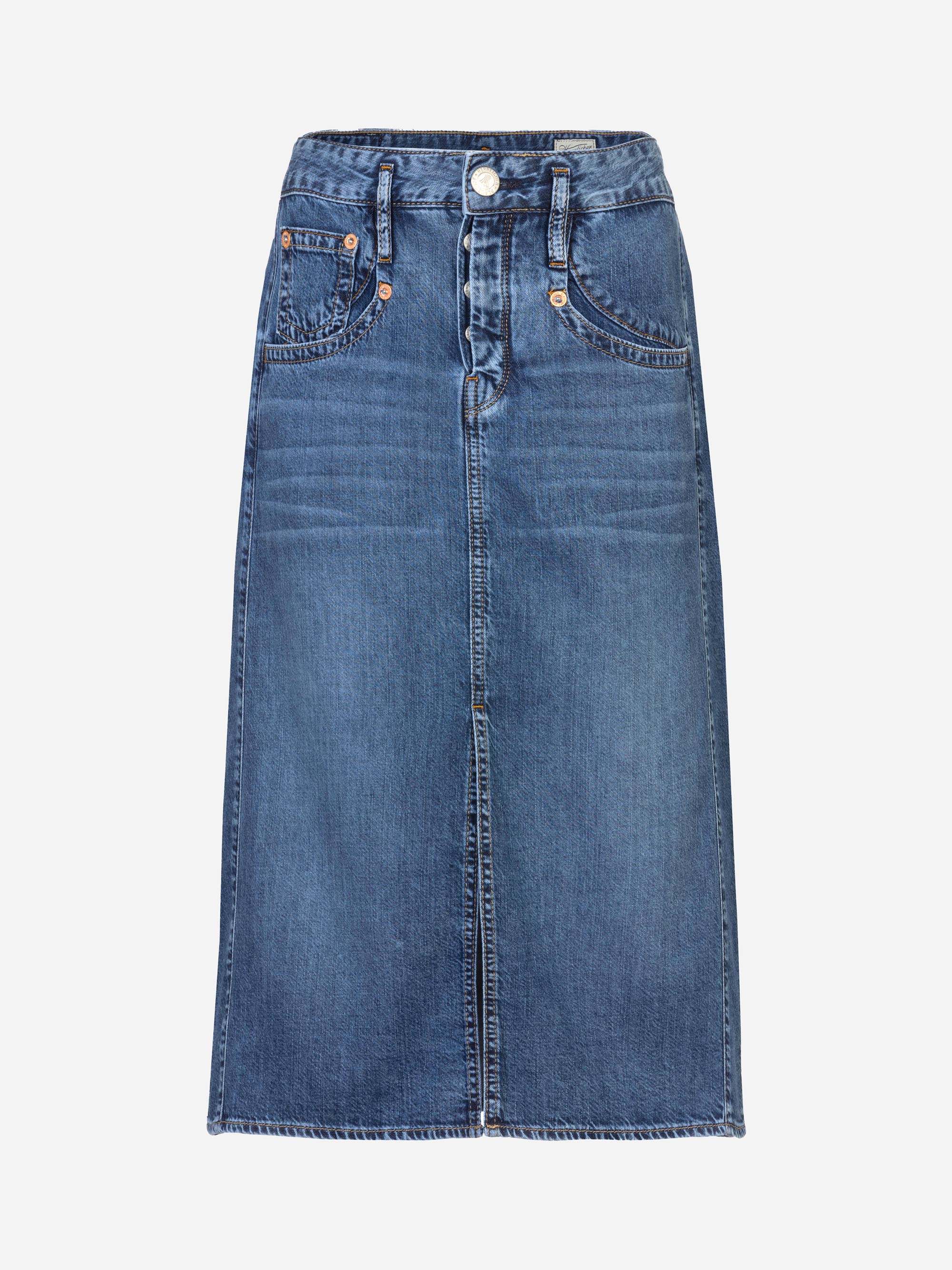 Ein blauer Jeans-Midirock mit Vordertaschen, Gürtelschlaufen, einem Knopf und Reißverschluss vorne und einem geraden Saum, der vor einem schlichten weißen Hintergrund präsentiert wird.