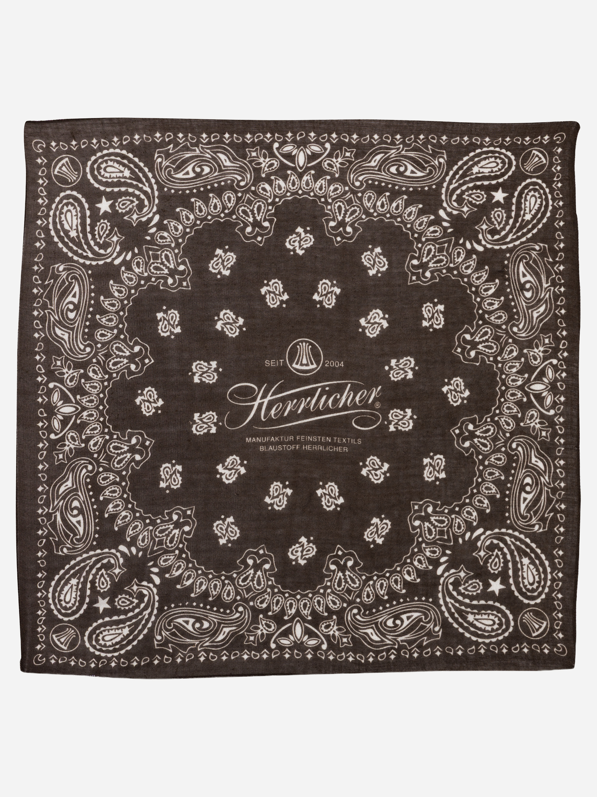 Ein quadratisches, dunkles Bandana mit einem weißen Paisley- und Blumenmuster sowie dem in Schreibschrift geschriebenen Wort „Herrlicher“ in der Mitte, ergänzt durch weitere kleinere Schriftzüge und dekorative Elemente.