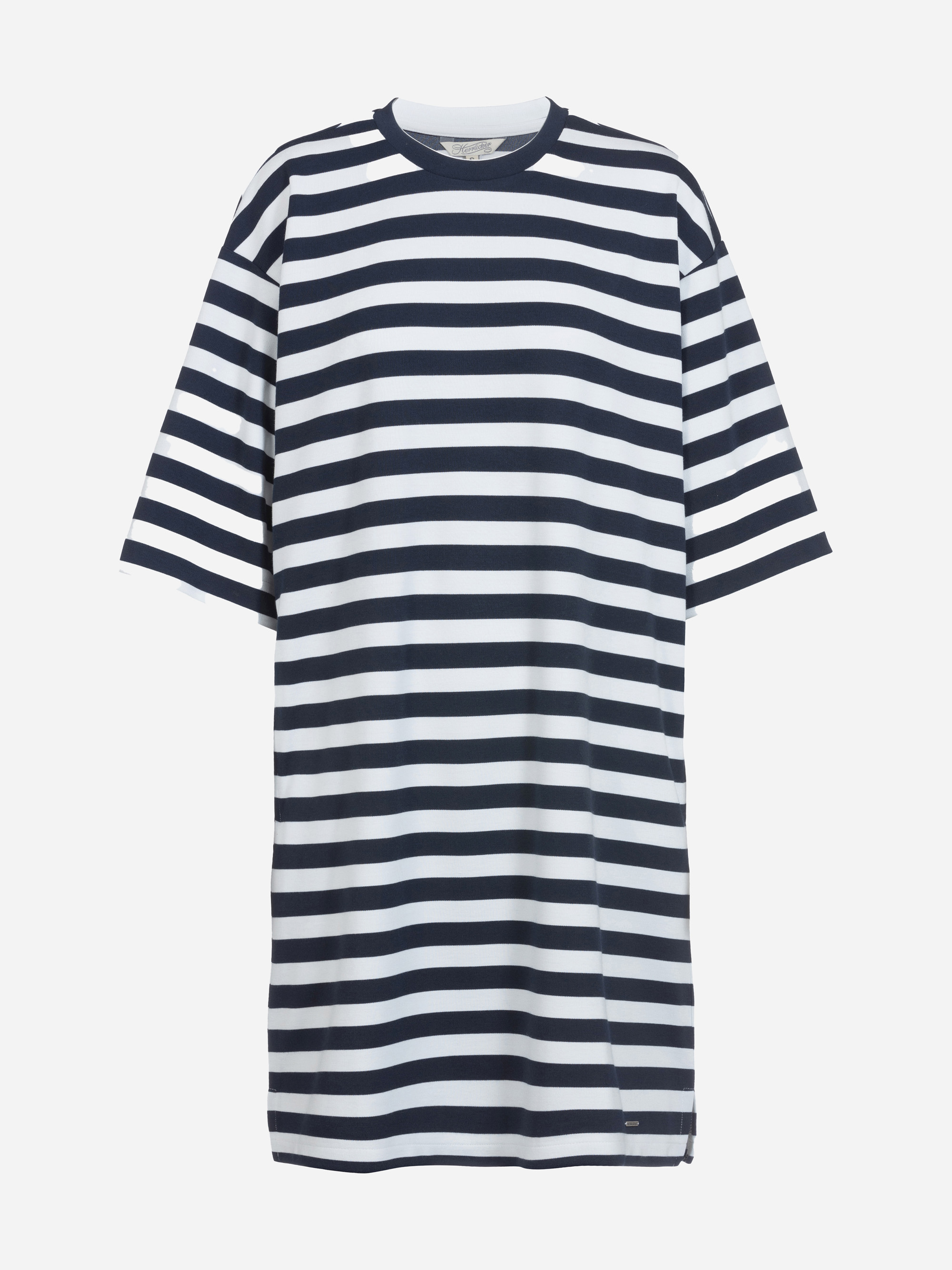 Kurzärmeliges, übergroßes T-Shirt mit horizontalen schwarzen und weißen Streifen auf weißem Grund.