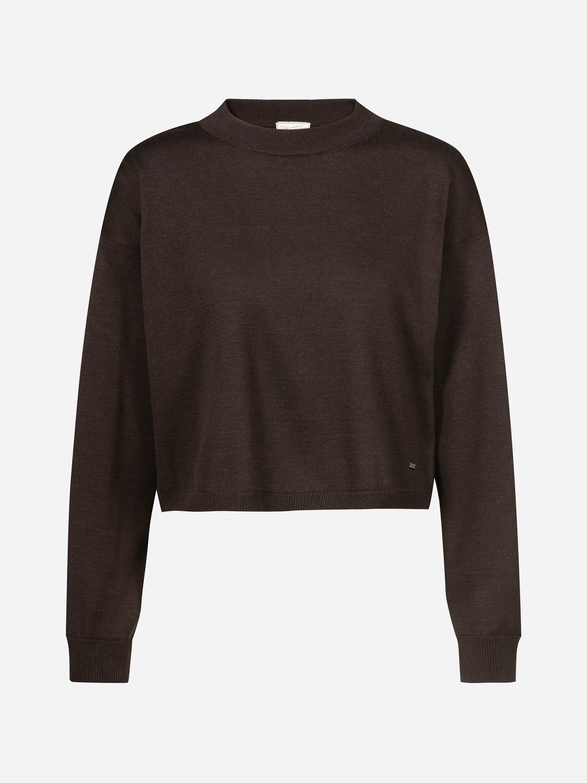 Ein schlichter, langärmeliger, dunkelbrauner Pullover mit Rundhalsausschnitt und gerippten Bündchen und Saum auf weißem Grund.