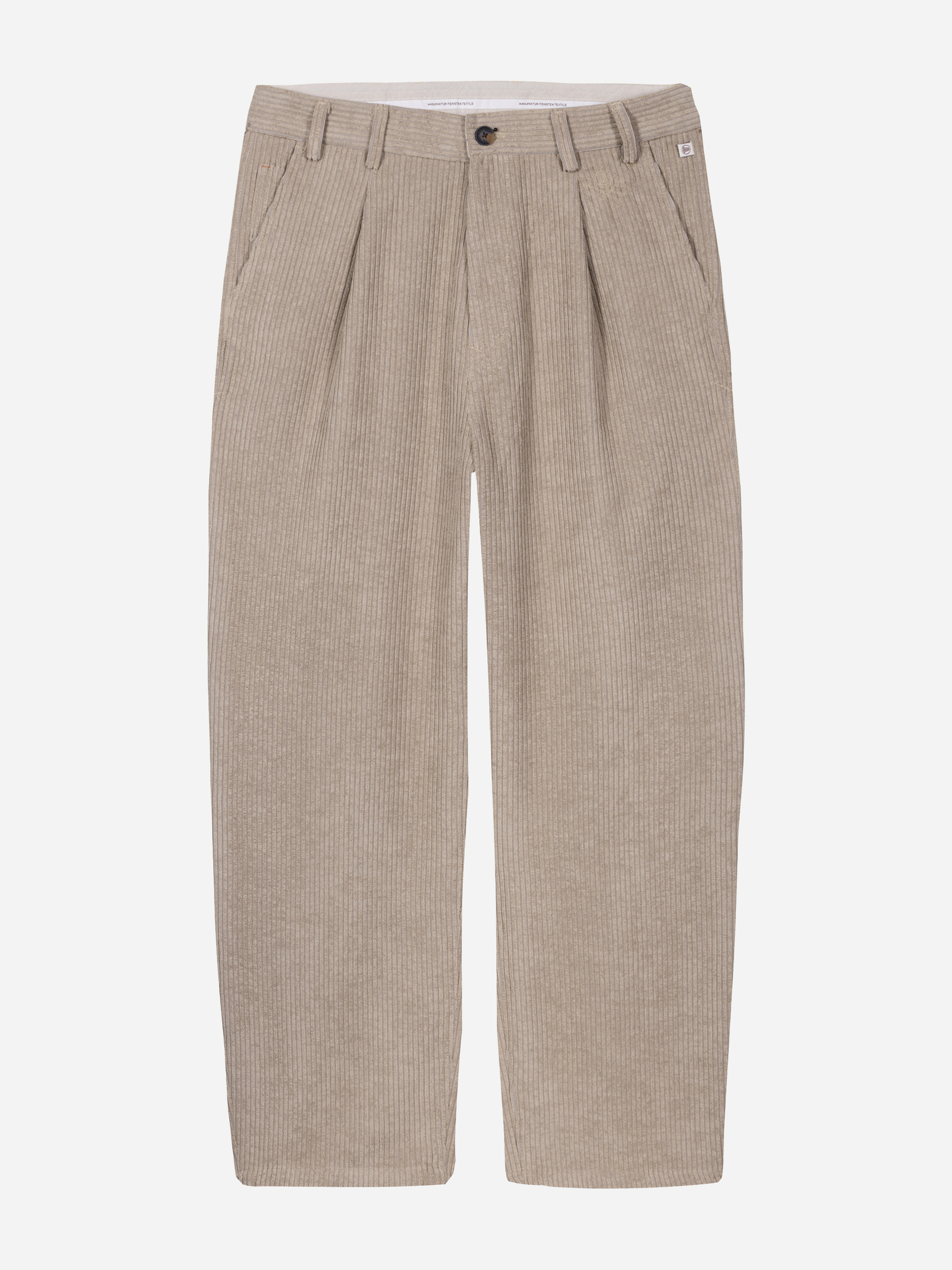 Beigefarbene Cordhose mit Bundfalten, Gürtelschlaufen, Seitentaschen und Knopfverschluss, dargestellt vor weißem Hintergrund.