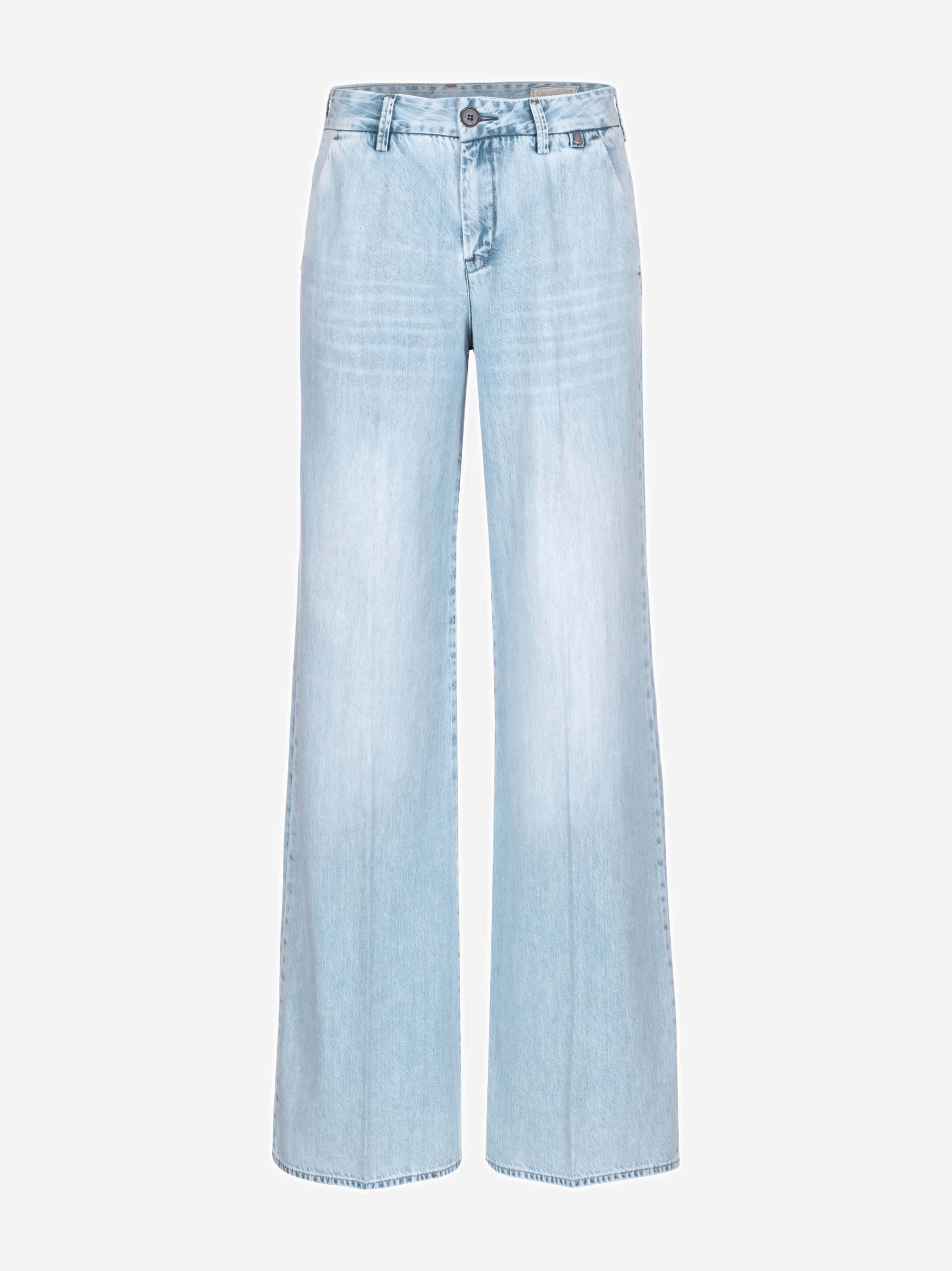 Hellblaue Jeans mit hoher Taille und weitem Bein, Knopf- und Reißverschluss vorne, Gürtelschlaufen und Seitentaschen auf einfarbig weißem Hintergrund.