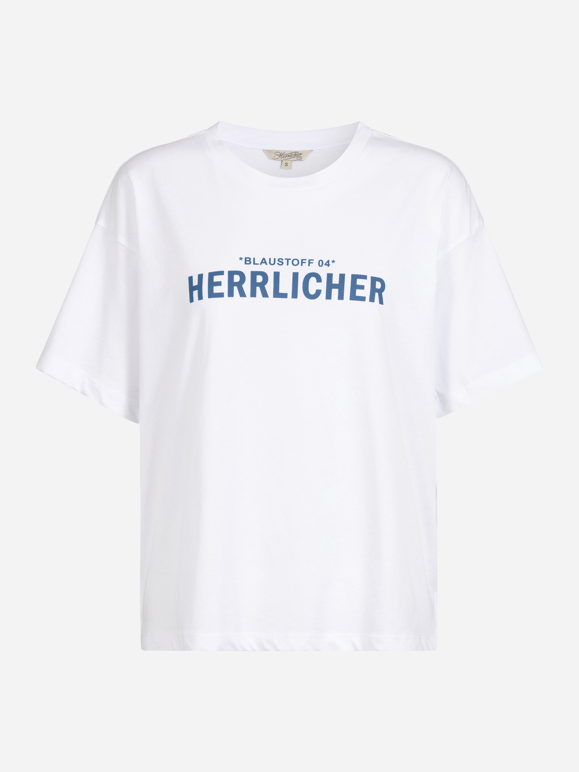 Ein schlichtes weißes T-Shirt mit kurzen Ärmeln, auf dessen Brust in fetten blauen Buchstaben das Wort HERRLICHER und BLAUSTOFF 04 aufgedruckt ist.