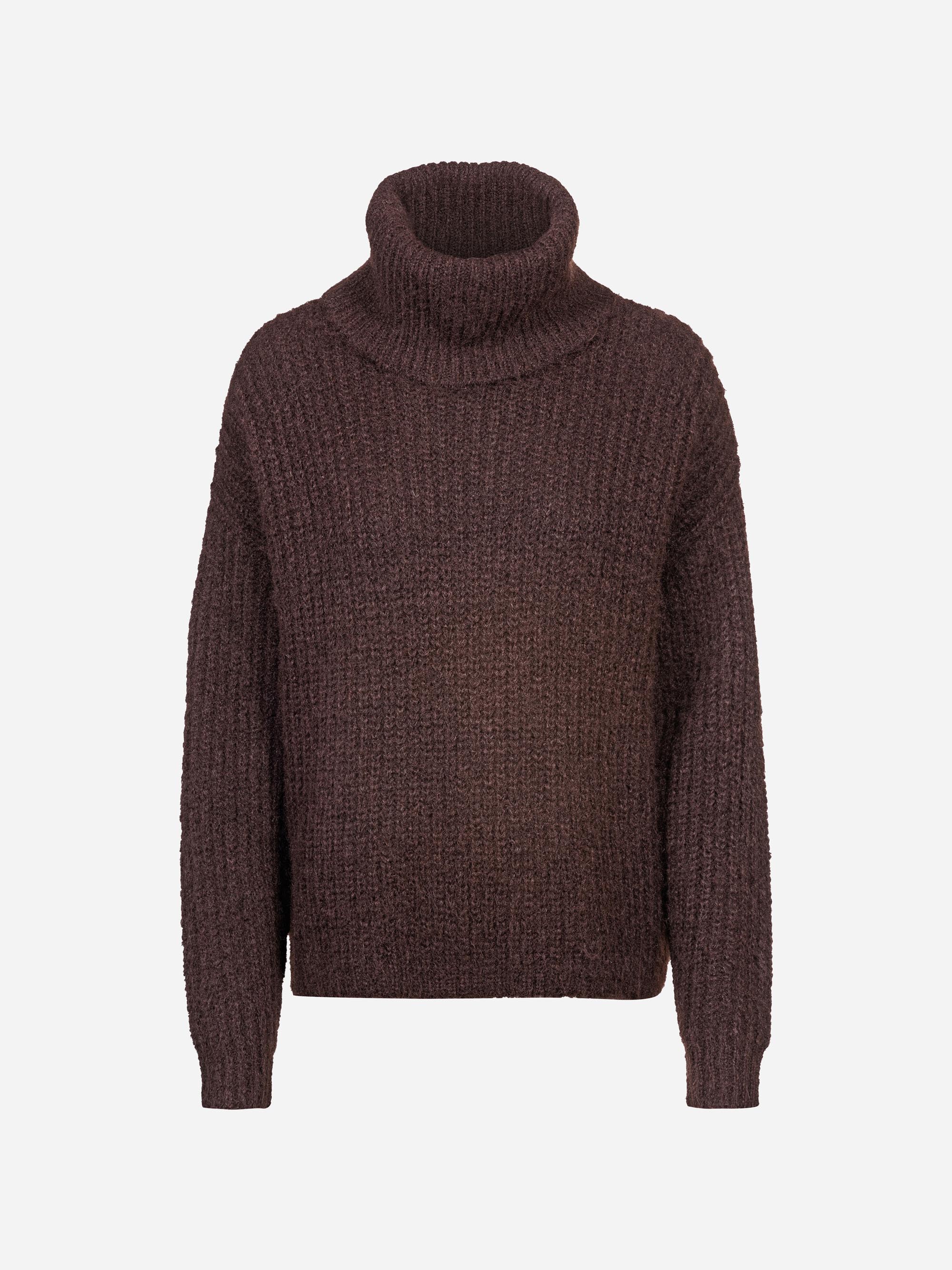 Ein dicker, dunkelbrauner Rollkragenpullover mit langen Ärmeln und Rippstrickstruktur auf einfarbig weißem Hintergrund.