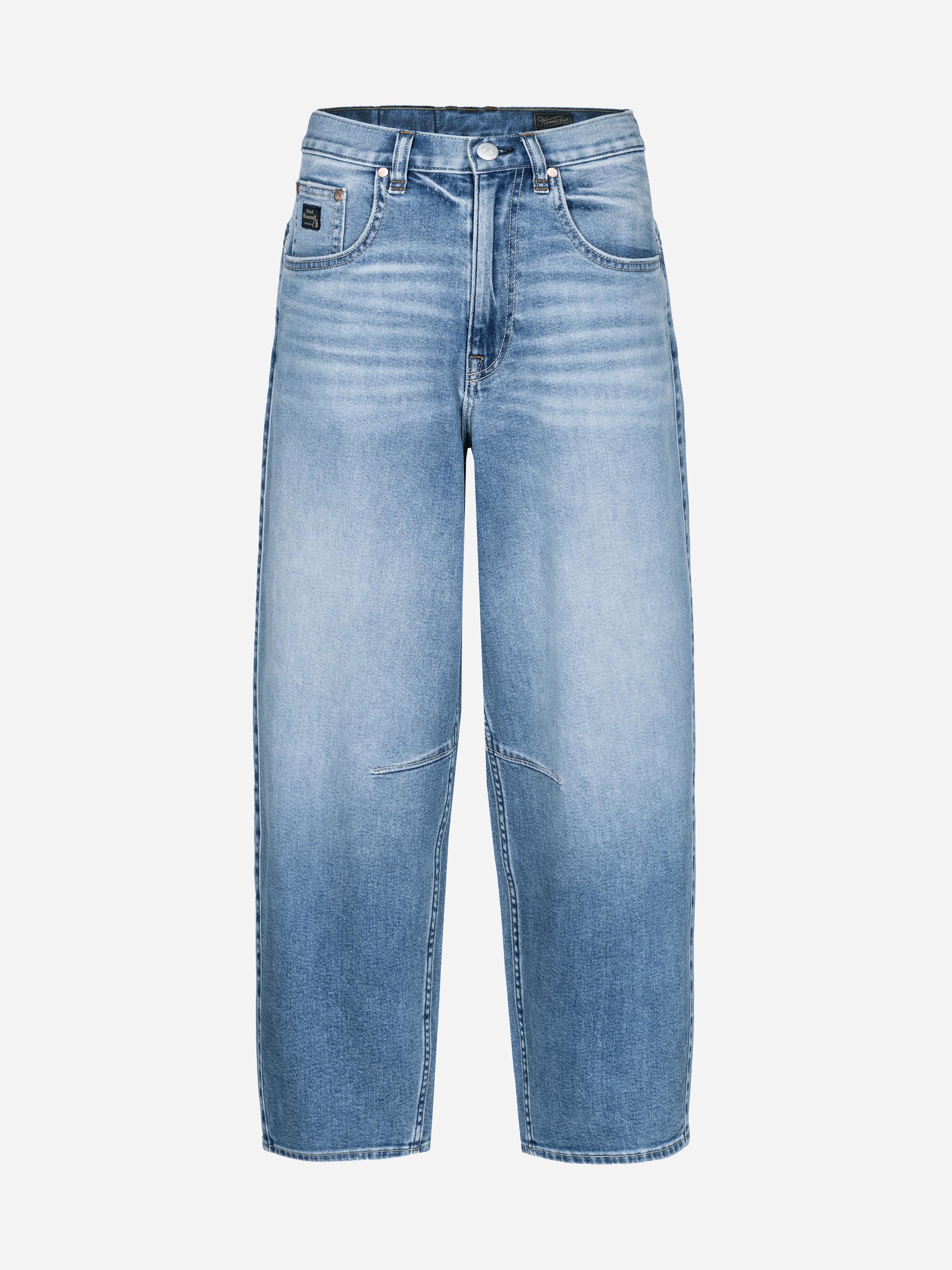 Hellblaue Jeans mit weitem Bein, mittlerer Leibhöhe, dezentem Fading, Vordertaschen, Gürtelschlaufen und einer leicht verkürzten Länge. Der Denim hat sichtbare Knitterfalten und eine lockere Passform.