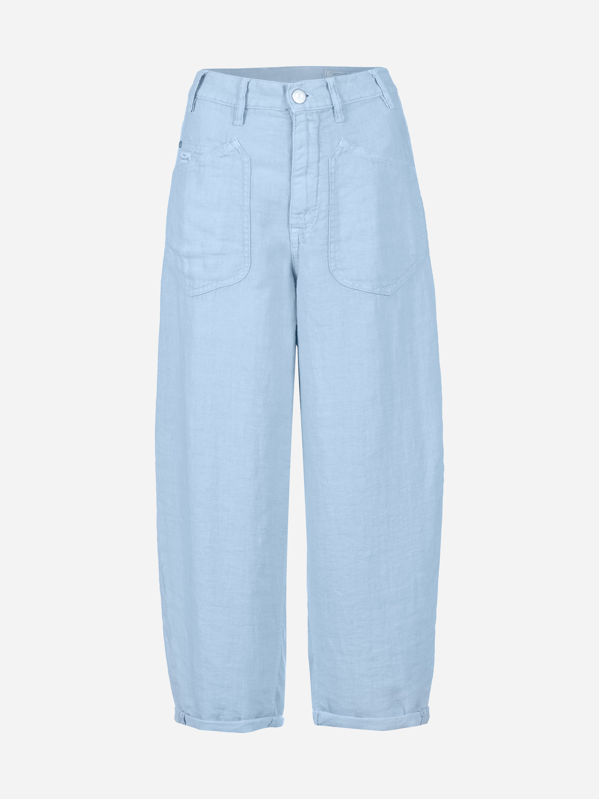 Hellblaue Hose mit hoher Taille und weitem Bein, mit aufgesetzten Taschen auf der Vorderseite und einem Verschluss mit Knopf und Reißverschluss auf weißem Hintergrund.