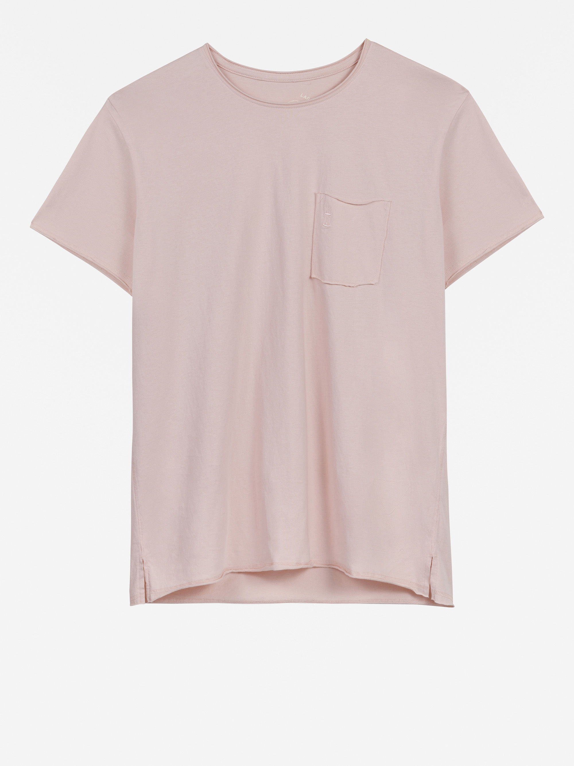 Ein hellrosa T-Shirt mit kurzen Ärmeln und einer kleinen Brusttasche auf der linken Seite, die auf weißem Hintergrund zu sehen ist. Das Shirt hat einen Rundhalsausschnitt und eine lockere Passform.