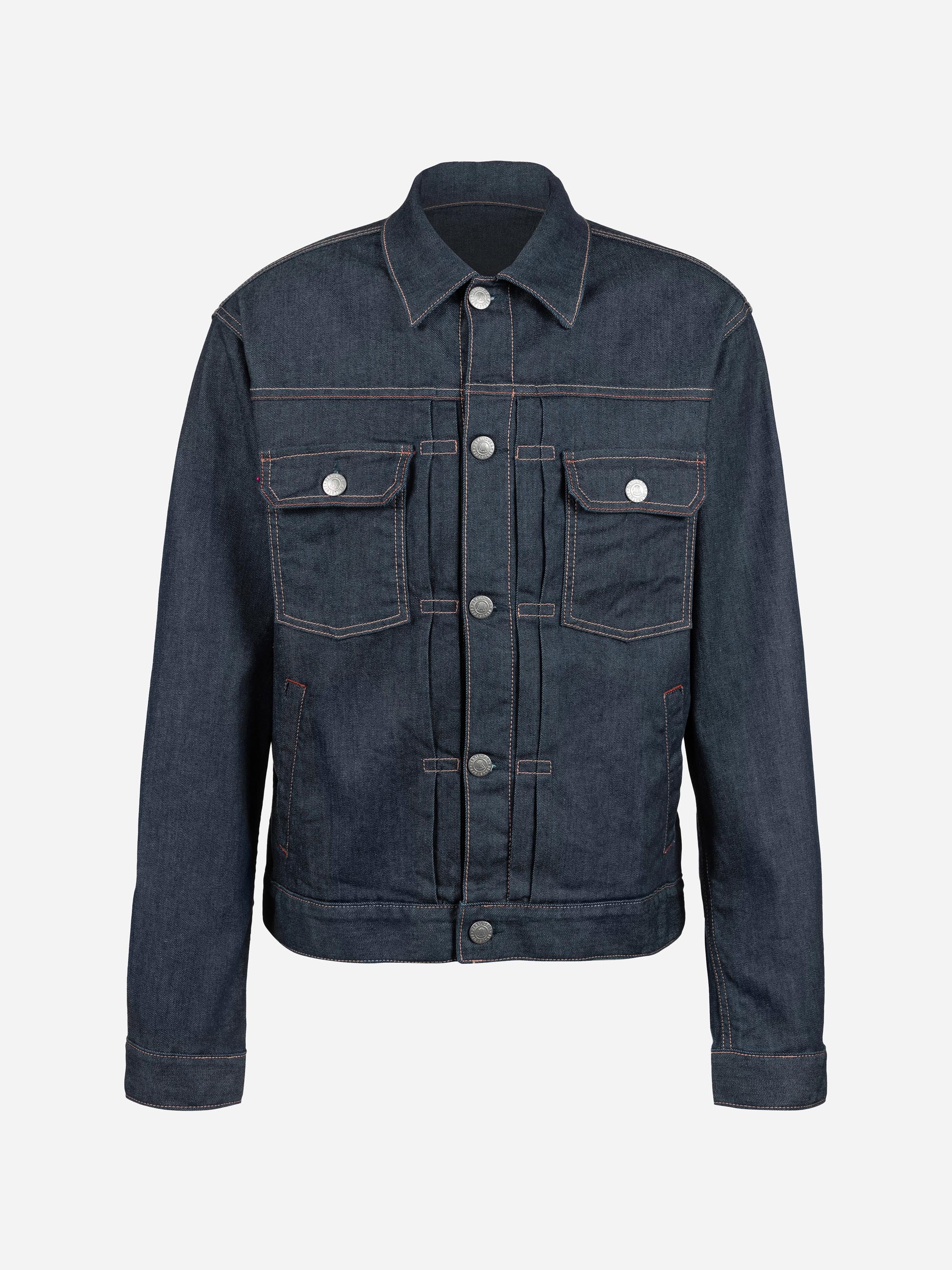 Dunkelblaue Jeansjacke mit silbernen Knöpfen, Knopfverschluss vorne, zwei Pattentaschen mit Knöpfen und langen Ärmeln auf einfarbig weißem Hintergrund.