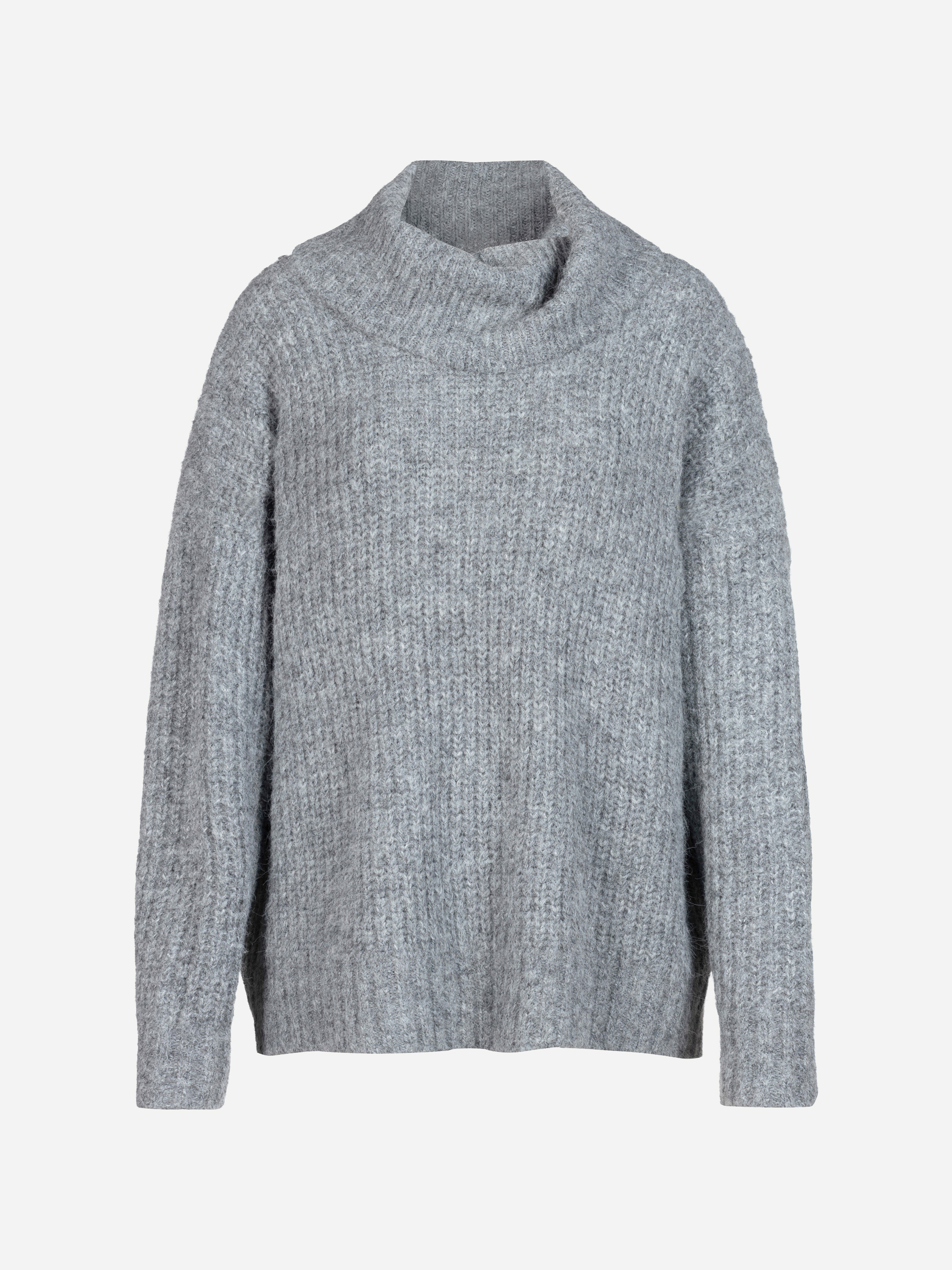 Ein langärmeliger, grauer, grob gestrickter Pullover mit einem locker fallenden Cowl-Ausschnitt, präsentiert vor einem schlichten, hellen Hintergrund.