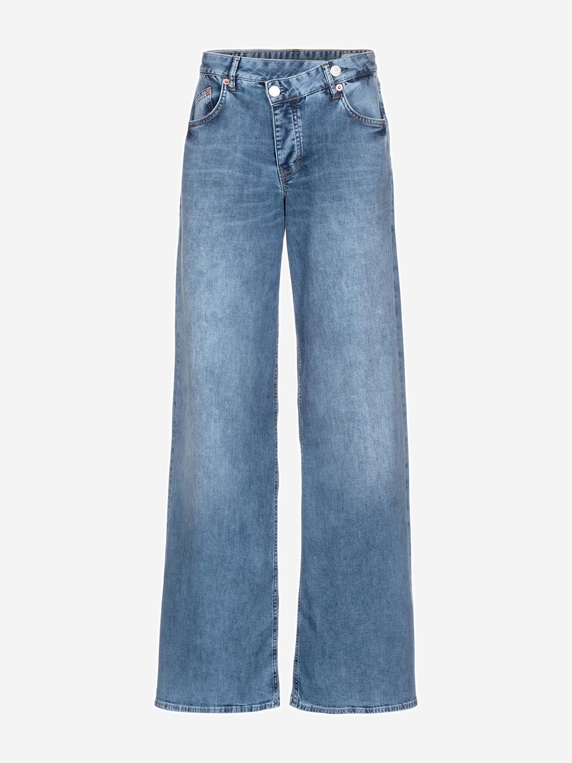 Blaue Jeans mit weitem Bein, hoher Taille, klassischem Five-Pocket-Design und leicht zerknittertem Bund mit asymmetrischem Knopfverschluss auf einfarbig weißem Grund.