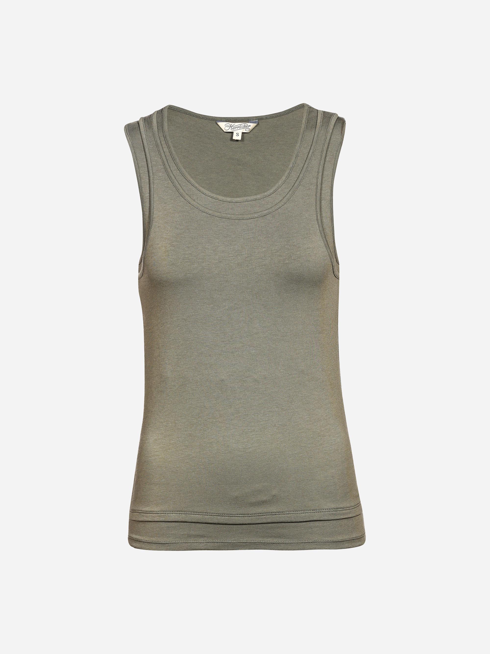 Ein ärmelloses, geripptes Tank-Top in Olivgrün auf einfarbig weißem Hintergrund.