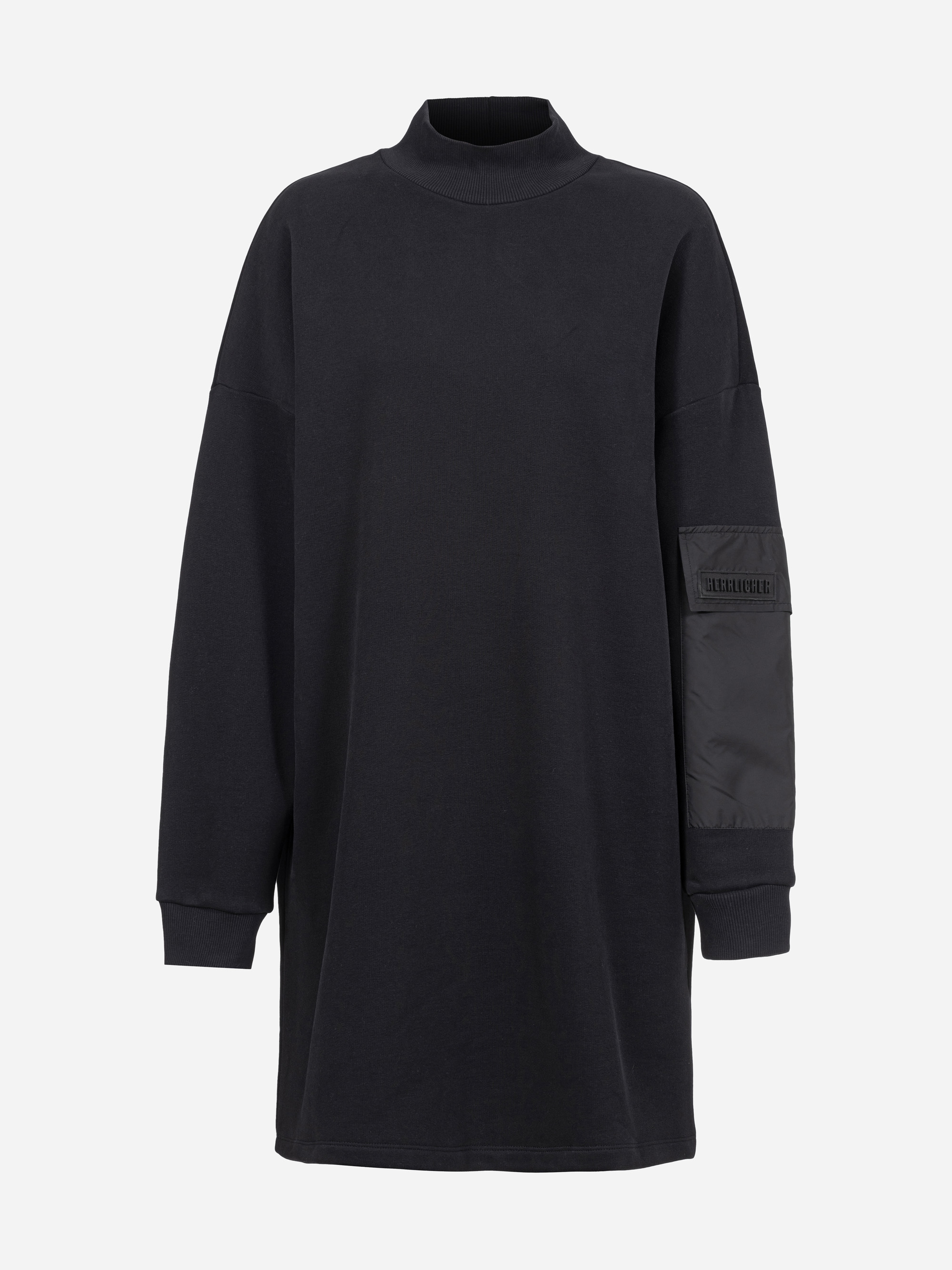Langärmeliges, schwarzes Sweatshirt-Kleid in Übergröße mit hohem Ausschnitt und gerippten Bündchen. Mit einer glänzenden schwarzen Tasche mit Klappe am linken Ärmel. Das Kleid hat ein minimales, lässiges Design.