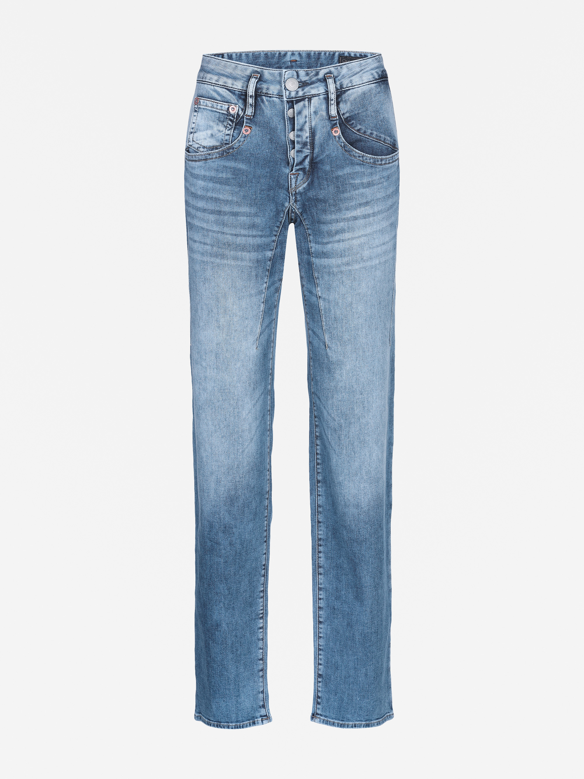 Ein Paar hellblaue Jeans mit geradem Bein, verblasster Waschung, Knopfverschluss vorne, Gürtelschlaufen und Taschen vorne und hinten auf weißem Hintergrund.