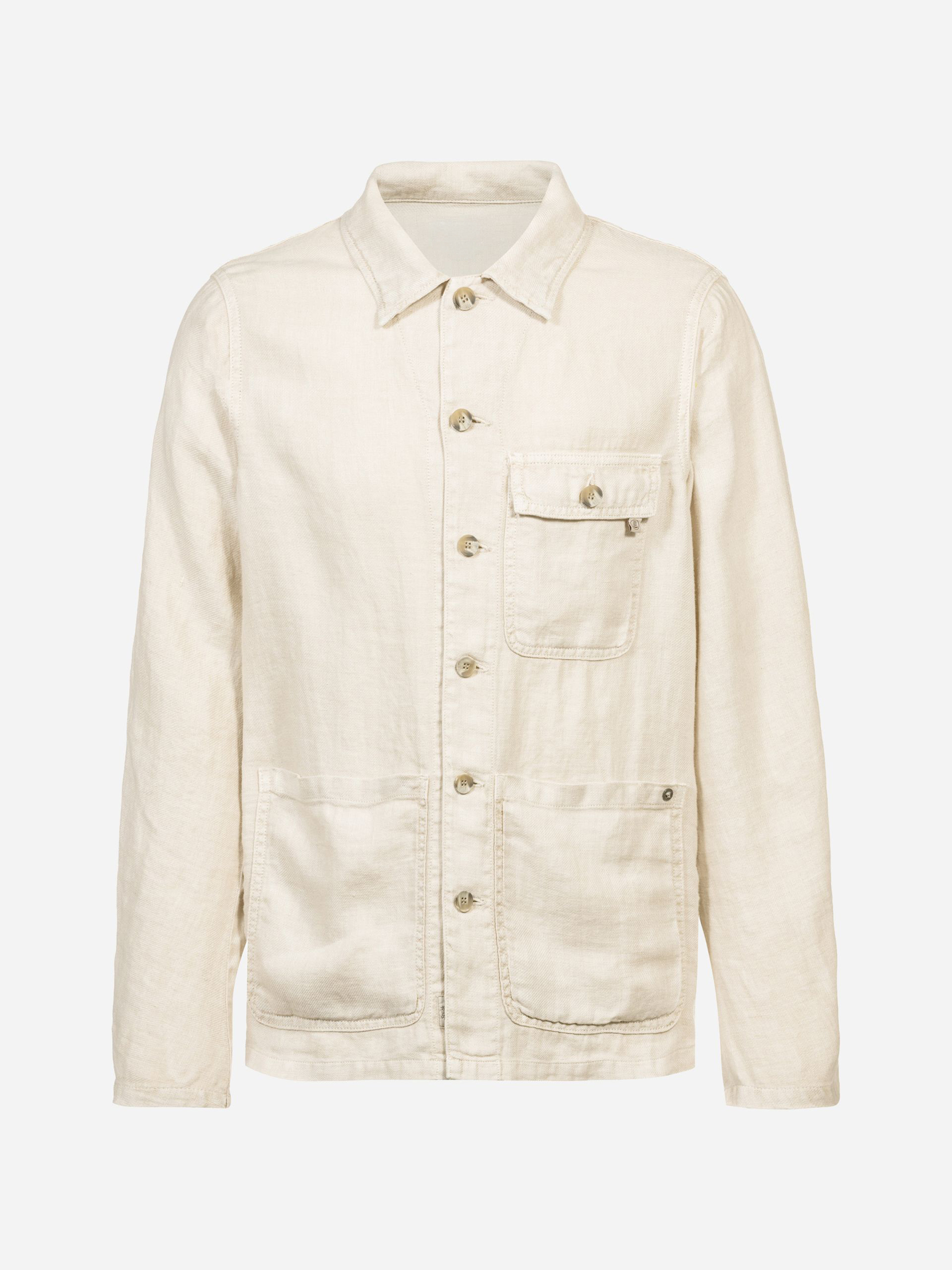 Eine hellbeige, langärmelige Jacke zum Knöpfen mit Kragen, einer Brusttasche mit Patte und zwei großen Vordertaschen auf einem einfarbig weißen Hintergrund.