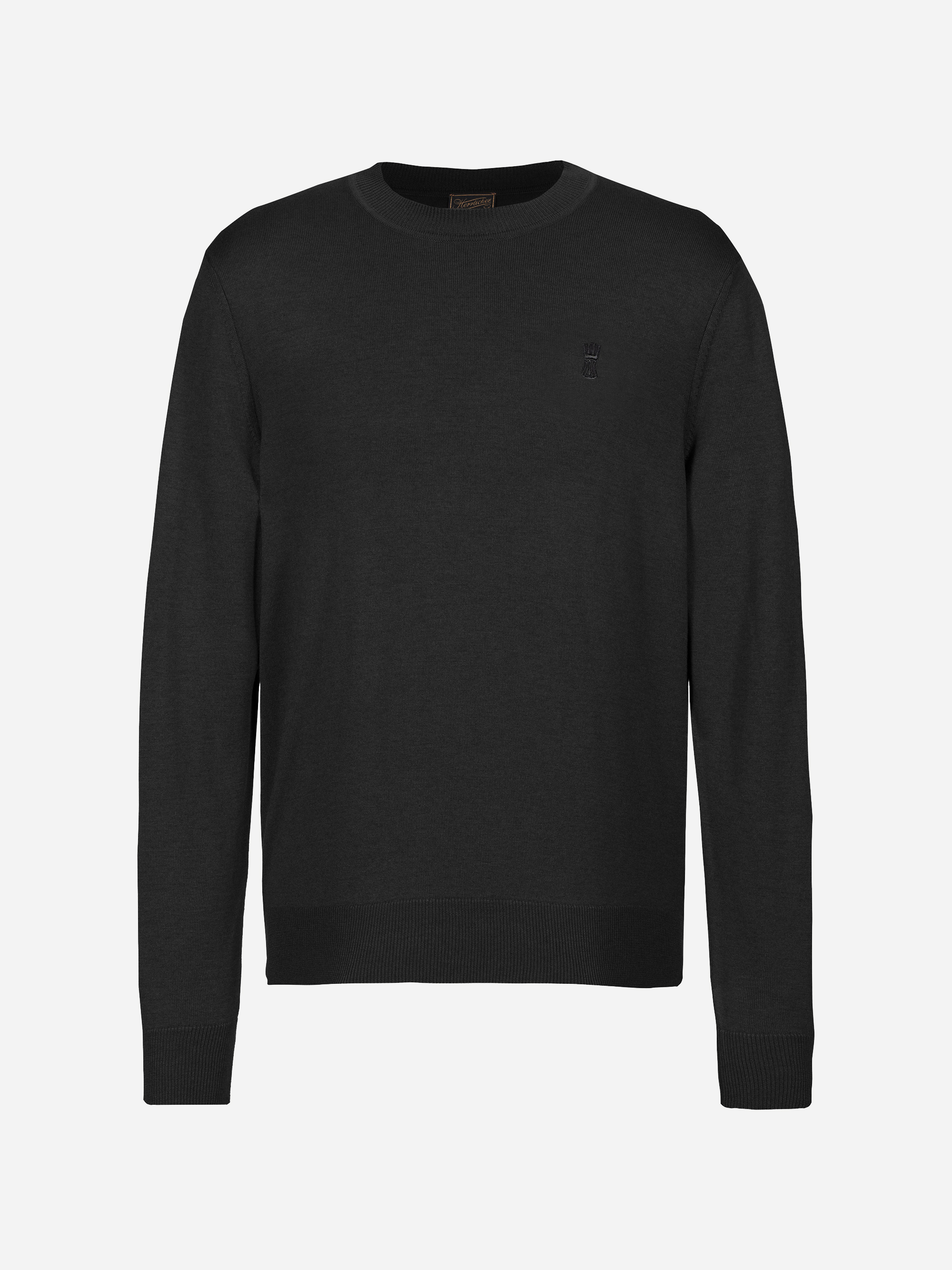 Ein schlichter schwarzer Langarmpullover mit Rundhalsausschnitt, der vor einem weißen Hintergrund präsentiert wird und auf der linken Brustseite ein kleines gesticktes Logo aufweist.