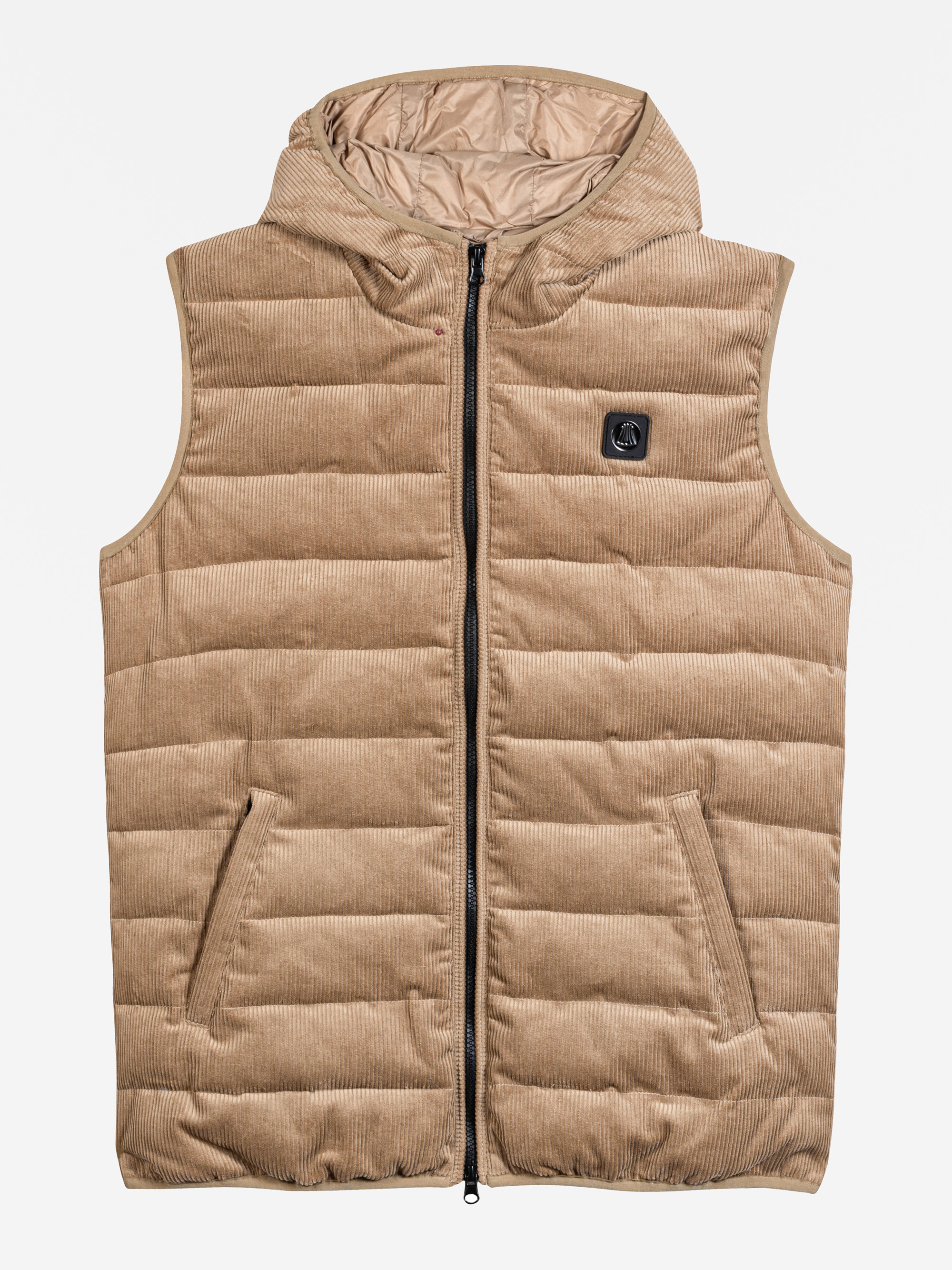 Hellbraune, gesteppte, ärmellose Pufferweste mit Kapuze, Frontreißverschluss, zwei schrägen Taschen und einem kleinen schwarzen Logoaufnäher auf der linken Brust, flach auf weißem Grund.