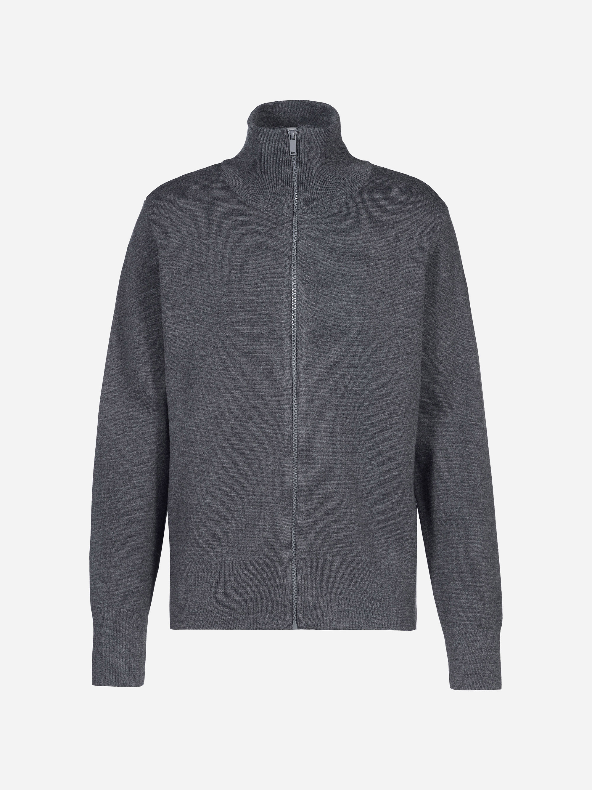 Eine graue, langärmelige Strickjacke mit hohem Kragen und durchgehendem Reißverschluss, die auf einem einfarbig weißen Hintergrund abgebildet ist.