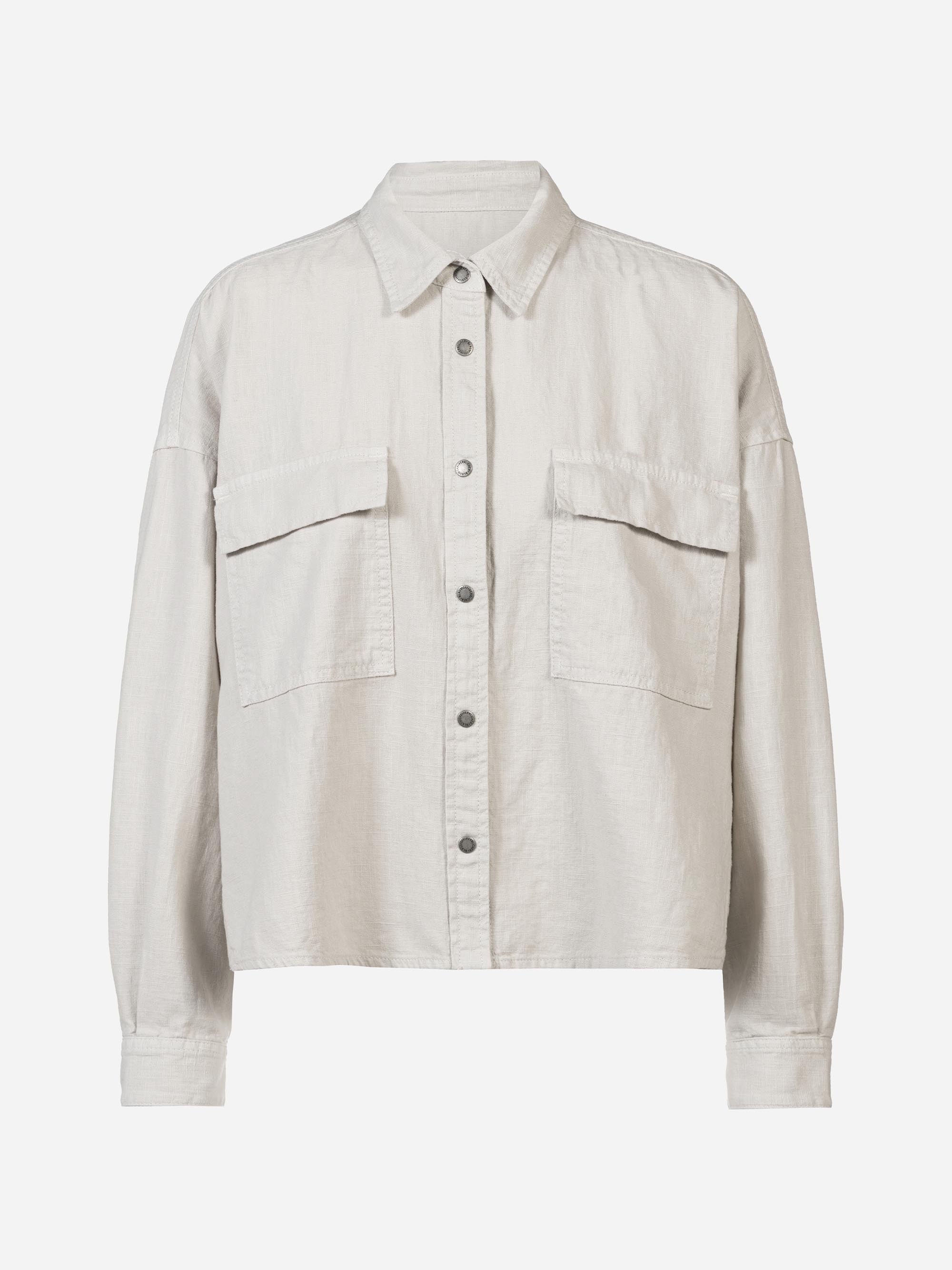 Hellgraues, langärmeliges Button-up-Hemd mit Kragen, zwei großen Brusttaschen mit Klappen und geknöpften Manschetten auf einfarbig weißem Hintergrund.