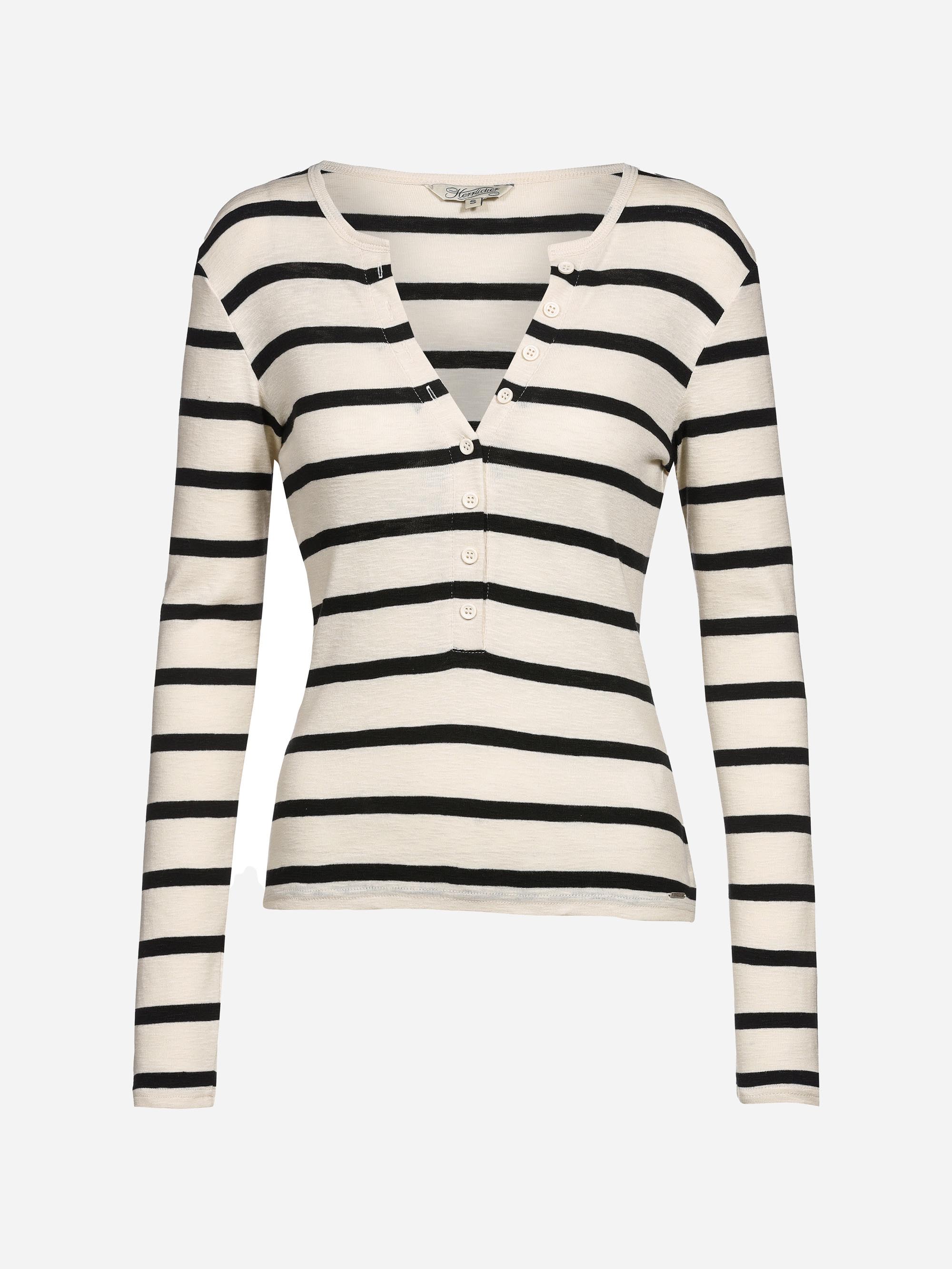 Ein langärmeliges, cremefarbenes Hemd mit schwarzen Querstreifen, einem V-Ausschnitt mit weißen Knöpfen und einer schmalen Passform.